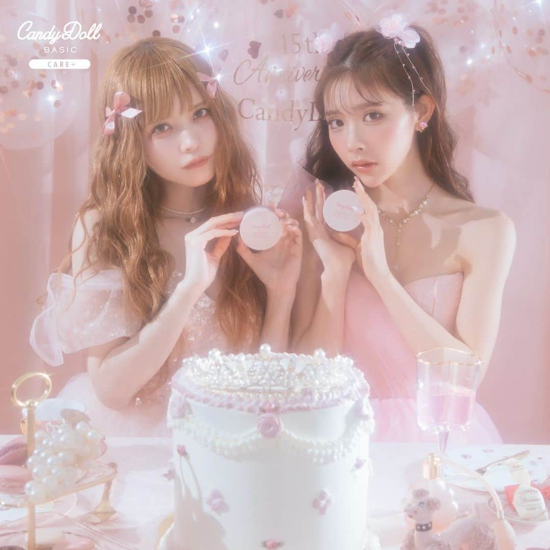 Candy Dollのインスタグラム：「. アニバーサリーアイテムがついに本日から発売開始！  ／ フィルター級の肌補正で つけるほど美肌感がアップ※する #フィルターパウダー ＼  15周年アニバーサリーアイテムの数量限定パウダーが ついに本日から発売となります💐🤍  𓐄𓐄𓐄𓐄𓐄𓐄𓐄𓐄𓐄𓐄𓐄𓐄𓐄𓐄𓐄𓐄𓐄𓐄𓐄𓐄𓐄𓐄𓐄𓐄𓐄  𝟐𝟎𝟐𝟑.𝟎𝟗.𝟎𝟔(𝐖𝐄𝐃) 𝐑𝐄𝐋𝐄𝐀𝐒𝐄 ブライトピュアルースパウダー＜プリズムリッチ＞ ¥1,870（税込）  𓐄𓐄𓐄𓐄𓐄𓐄𓐄𓐄𓐄𓐄𓐄𓐄𓐄𓐄𓐄𓐄𓐄𓐄𓐄𓐄𓐄𓐄𓐄𓐄𓐄  　　　 ✦ リッチ処方のフィルターパウダー ✦ ︎︎︎︎︎︎☑︎︎︎︎︎︎︎多色ラメとパールをこだわり比率で配合 ︎︎︎︎︎︎☑︎︎︎︎︎︎︎33種類の美容保湿成分配合 ︎︎︎︎︎︎☑︎︎︎︎︎︎︎微粒子パウダーで長時間ふんわり肌  　　　 お肌のくすみや毛穴を補正※し、 光に反射するラメが可愛すぎるパウダーです🎀👍🏻 是非チェックしてください！  　　　 ※メーキャップ効果による。効果には個人差があります。 ___________________________　  ◽️𝗥𝗘𝗟𝗘𝗔𝗦𝗘 WEB：9/6(水)12時～販売開始 店頭：9/8(金)以降に順次展開予定 ※展開開始日は店舗の状況により前後する場合がございます。 ご購入の際は事前に店舗にお問い合わせ下さい。  ◽️𝗪𝗘𝗕 Luvlit・楽天・Amazon・ZOZOTOWN  ◽️𝗦𝗛𝗢𝗣 全国のバラエティショップ(PLAZA・ショップイン・ハンズ・アインズ＆トルペなど)・ドンキホーテ・ドラッグストア(マツモトキヨシ・ココカラファインなど)・GMSにて販売。 ※数量限定のためなくなり次第終了となります。 ___________________________  #CandyDoll#キャンディドール#益若つばさ#緩苺#CandyDoll_15thAnniversary#新商品#新作コスメ#限定コスメ#新作パウダー#透明感#白肌#ツヤ肌#透明感メイク#フェイスパウダー#パウダー#ベースメイク#プチプラ#プチプラコスメ#コスメ紹介#コスメレビュー#CandyDoll_basemake」