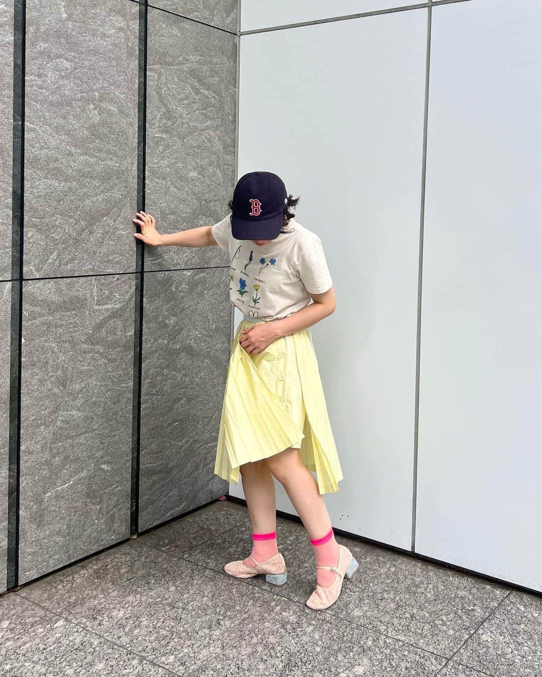 光永さんのインスタグラム写真 - (光永Instagram)「展示会で買った可愛すぎるスカート風ズボン🥹🍋(キュロット的な) さすがのシェリー。天才過ぎです。 コンパクトサイズのミッフィーTあわせた🐰全体的にちょっとウエストの重心を下げてるのがポイントです。 差し色ソックス×パンプスに、あえてのキャップ🧢でカジュアルダウン。このコーデ好き。 ㅤㅤㅤㅤㅤㅤㅤㅤㅤㅤㅤㅤ Tシャツ：#so_c_huxmiffy  ボトム：#CHERIEtokyo ソックス：#chouchoumarina  パンプス：#merryjenny  キャップ：#newera ㅤㅤㅤㅤㅤㅤㅤㅤㅤㅤㅤㅤ #ootdjapan #プリーツスカート #プリーツパンツ #キャップコーデ #イエローコーデ #骨格ナチュラルコーデ #ブルベ冬コーデ #ミッフィーグッズ #ミッフィーコラボ #so_c_hu」9月6日 20時03分 - hinata_official__