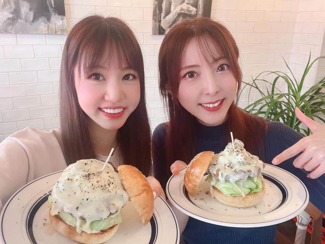 浅井マリカのインスタグラム：「MAVERICK HAMBURGER TOKYOのハンバーガー食べてきました🍔 肉肉しくて美味しかった✨  あやちゃん、付き合ってくれてありがとう☺️  マカロニのハンバーガーが気になってたけど量多そうで断念。写真だけ撮らせてもらっちゃいました📷✨ めっちゃ映え！！  #maverickhunburgertokyo」