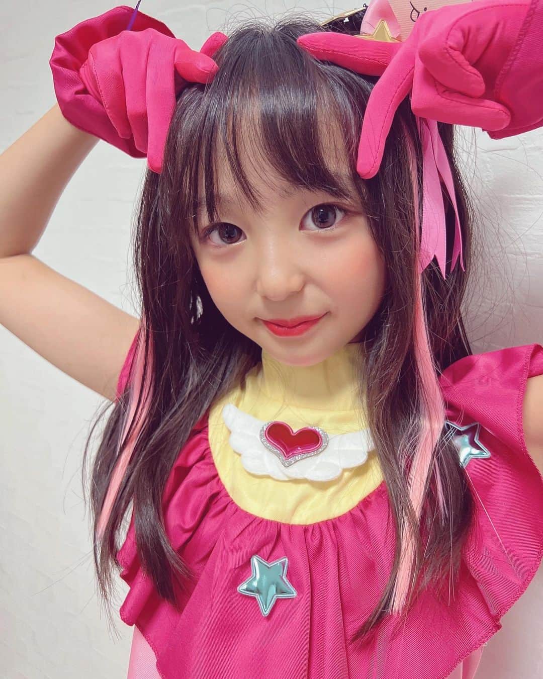Ai.tのインスタグラム：「. #推しの子　にハマってるらしく ハロウィンまで隠しておこうと思ったら 昊也が黙ってられなくて速攻教えてた🤣 そして速攻で着てる子🤣 . ノリノリで踊ってました😅 昊也もハマってるからアクアにする？って聞いたら「僕は大丈夫です🖐️」って🤣 . . きっと渚は何歳になってもノリノリで着ぐるみとかも着たいタイプ。笑 . ハロウィンではもっと髪の毛とかもちゃんとやろうね🫶 #snow でちょっとメイクの加工みたいなのしてます🙇‍♀️ . . #9歳」