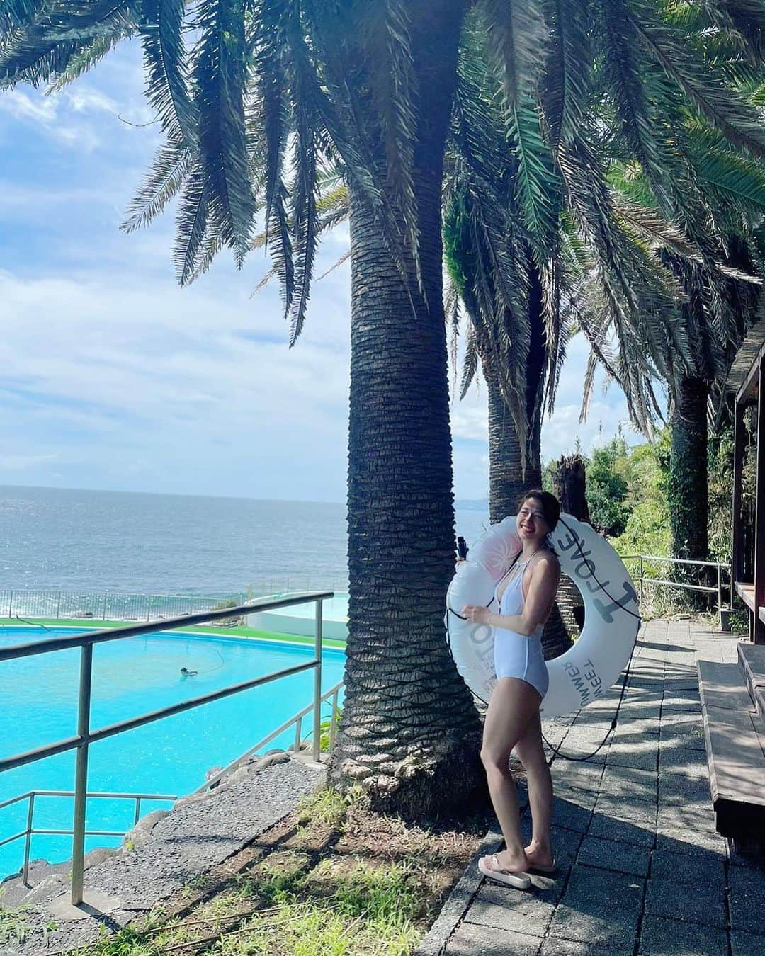 小山玲奈さんのインスタグラム写真 - (小山玲奈Instagram)「熱海の初島🏝️ 海が見えるプールはサイコーでした！🛟👙🩵  映えスポットもたくさんあった🍋  #初島　#熱海 #静岡県 #初島レモン #atami #hatsushima」9月6日 20時04分 - reina_koyama_official