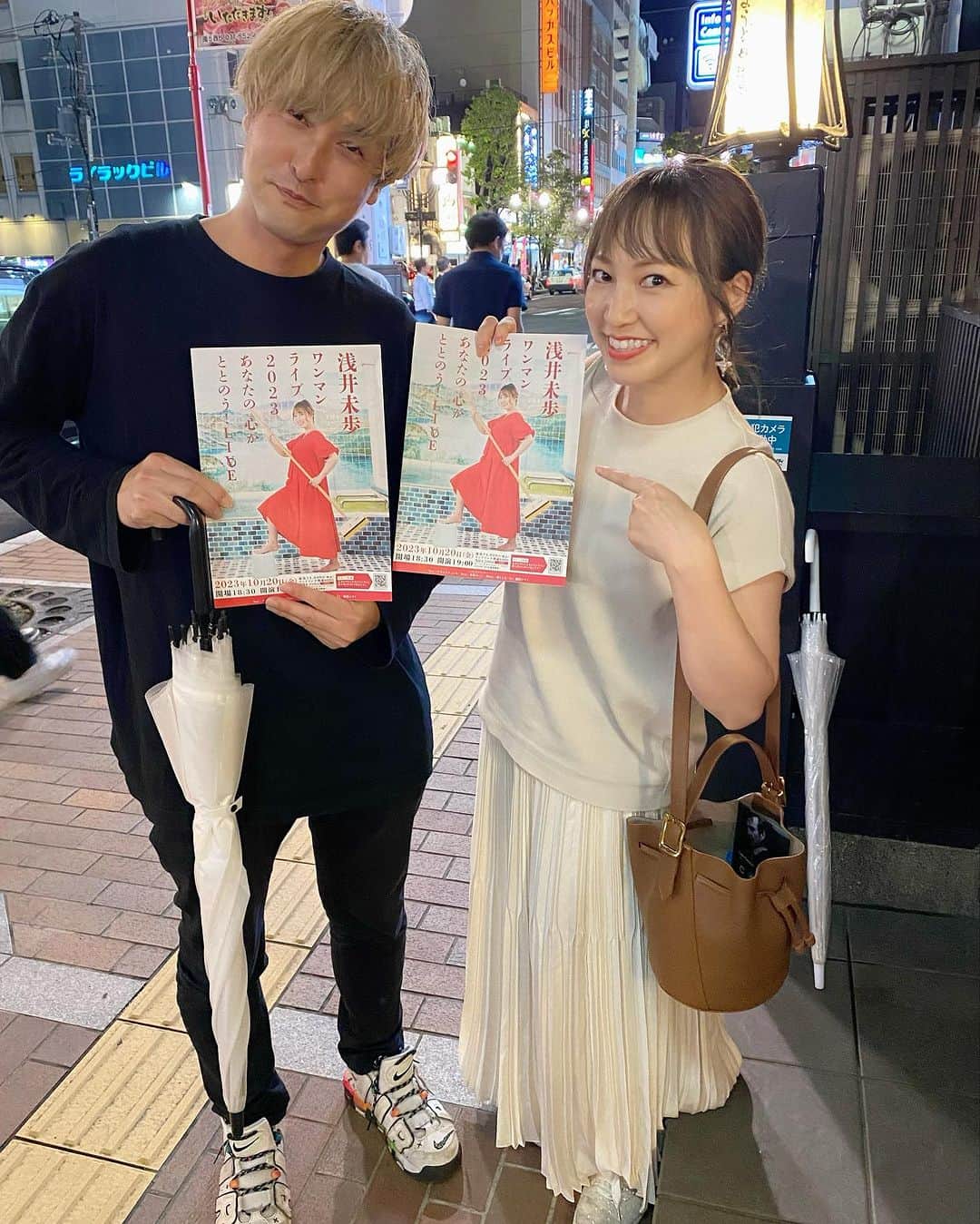 浅井未歩のインスタグラム：「8年ぐらい前だったかな？ 札幌にニトリ文化ホールがまだあった頃。ニトリ文化ホールでワンマンライブを開催してそのあとメジャーデビューが決まったんだよね。  わたしそのライブいってました！  いまやテレビにライブに大活躍中の フラチナリズム森さんに お会いすることができました！　  @morinaofumi   そしてワンマンの宣伝にご協力頂きました。笑  めーーーーーっちゃくちゃ面白いかたでした！ほんと、素晴らしい才能👏  今思えば、一緒にいたみんなとも写真撮ればよかった、、、  森さん、ご協力ありがとうございました🙌✨  この投稿の2枚目もみてみてね♡  ῀῀῀῀῀῀῀῀῀῀῀῀῀῀῀῀῀῀῀῀῀῀῀῀῀῀῀῀῀῀῀῀῀῀῀῀῀῀῀῀῀῀῀῀῀῀῀῀῀῀῀῀  浅井未歩ワンマンライブ2023 〜あなたの心がととのうライブ〜  ■開催日：2023年10月20日（金） ■開場18:30　開演19:00  開催場所:cube garden 北海道札幌市中央区北2条東3丁目2-5  ■チケット２種類  ①通常チケット 前売り4,000円（税込） 当日4,500円（税込）  ②グッズ全部のせチケット 9,500円（税込） グッズ４種と当日のチケットがセットに！ ※通常購入よりも500円お得！ ※最優先で入場案内します  ●グッズ４種　内訳 ・Tシャツ ・温泉タオル ・ステッカー２種類 ・アクリルホルダー  Newキャラクター「ミホッピー」のグッズ （旭川市のシンボルキャラクター「あさっぴー」作者ナカシマヨシカプロデュース）  ①②同様 ワンドリンク別途600円  ■チケット販売場所 ローソンチケット(Lコード：11657） ほか購入フォームはこちらから https://lit.link/asaimiho  または Instagramプロフィールリンクから @asaimiho____24   ■全自由  ■バンドメンバー Key ナカムラジュンキ Bass 木村ケイコ Drms 森とも大 Gt 藤田ユウト  ῀῀῀῀῀῀῀῀῀῀῀῀῀῀῀῀῀῀῀῀῀῀῀῀῀῀῀῀῀῀῀῀῀῀῀῀῀῀῀῀῀῀῀῀῀῀  #ワンマンライブ」
