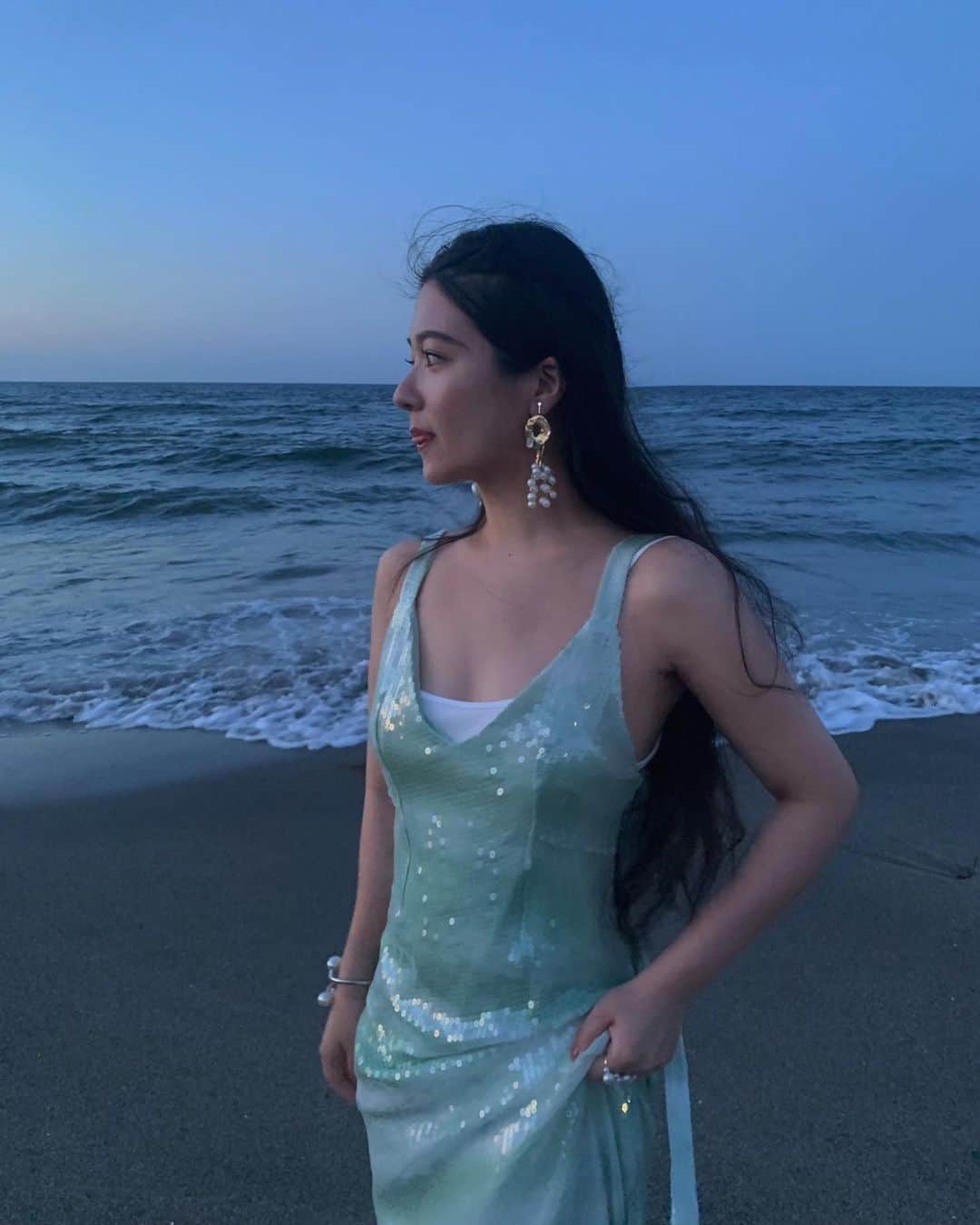 若本美夏海さんのインスタグラム写真 - (若本美夏海Instagram)「少し前に行った時の🌊🌙  特に夕方の海辺は穏やかな気持ちになるから好き。  #summervibes  #summertime  #byebyesummer  #summervacation  #夏の思い出  #夏の終わり」9月6日 20時05分 - minami_wakamoto