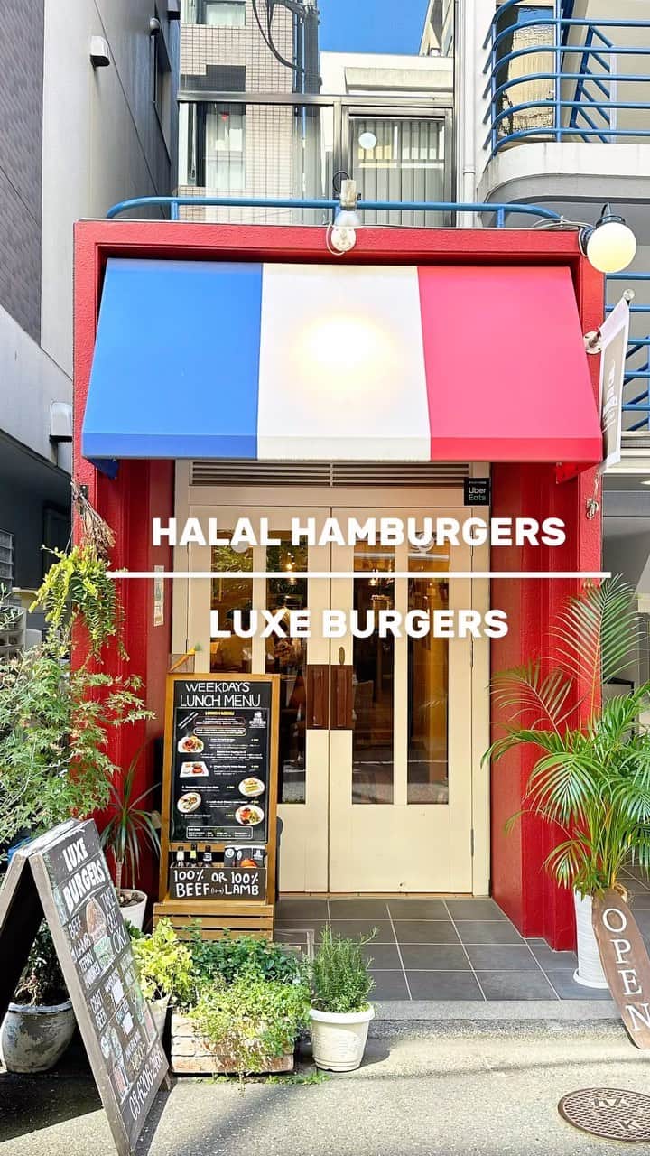 のインスタグラム：「❁.*･ﾟ  初めてハラールハンバーガーを食べに行ったよ🍔 お肉が柔らかくて美味しかった😋  スパイシーが好きな私にはサルサソースをトッピング これがまたたまらなくおいしい、幸せでした♡  お店の雰囲気もオシャレで大人カジュアルだったなぁ🎵 ここの系列店が浅草にもオープンするみたいだよ✨  ムスリムにとってもう一つ大事なのは礼拝所🛐 スペースを作ってくれるのでスタッフに言ってみてね👍 おすすめ‼️  📍 @luxeburgers  東京人形町 TOKYO Ningyocho 🚃最寄り駅  人形町駅/Ningyocho sta.  Ini cafe HALAL BURGERS di Tokyo Tempatnya estetik bagus bgt! Dan menyediakan tempat sholat juga lo👍 Tinggal bilang sama stafnya dibuat space untuk sholat jgn ragu" ya. Stafnya org Indonesia mix jepang.  Rasa hamburgernya enaak,dagingnya lembut! Bulan depan di Asakusa juga open aku Recommended makan disini dan di Asakusa👍  Semoga bermanfaat!     *☼*―――――*☼*―――――*☼*―――――*☼*――――― #ハラールレストラン #ハラールハンバーガー #ハラールフード #おすすめスポット #ハンバーガーランチ #ムスリムフレンドリー #ムスリム #おすすめカフェ #おしゃれカフェ東京 #人形町グルメ #人形町ランチ #東京ランチ #東京観光 #フレンチ #halalburgers #halalnavi #halalfood #halaljapan #muslimtravel #tokyogourmet #tabijyo_cafe #luxeburger #japanlife #ningyocho」