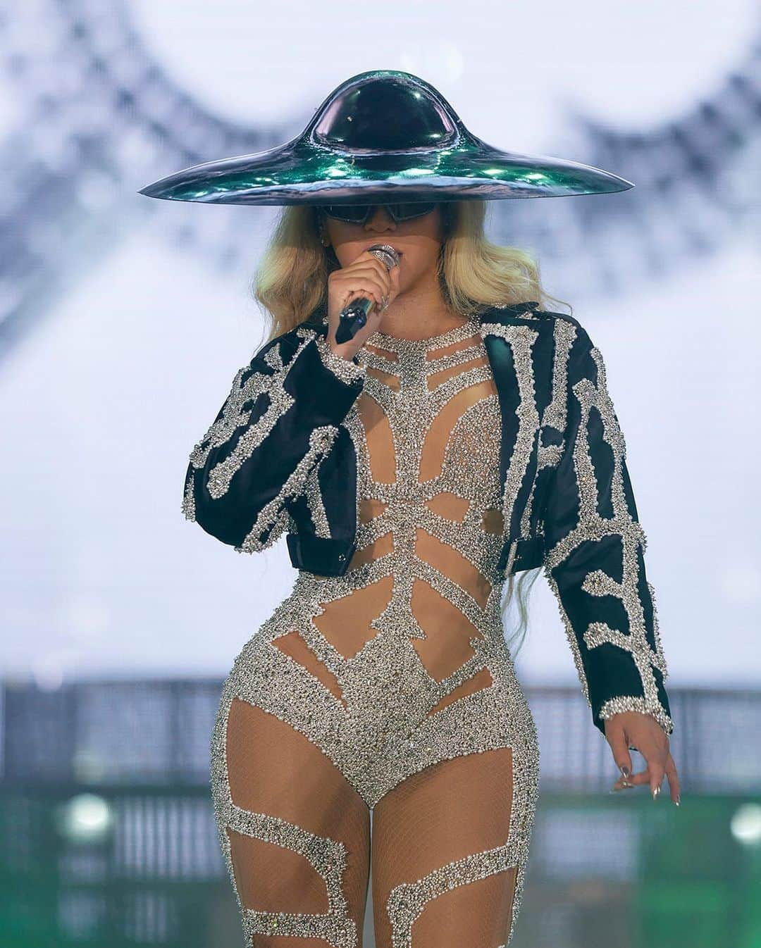 ジバンシィさんのインスタグラム写真 - (ジバンシィInstagram)「@beyonce wearing a black silk satin short jacket embellished with an electric circuit embroidered with mixed pearls and crystal stones, worn with a matching catsuit, and #givenchygivcut sunglasses set with crystals」9月6日 20時06分 - givenchy