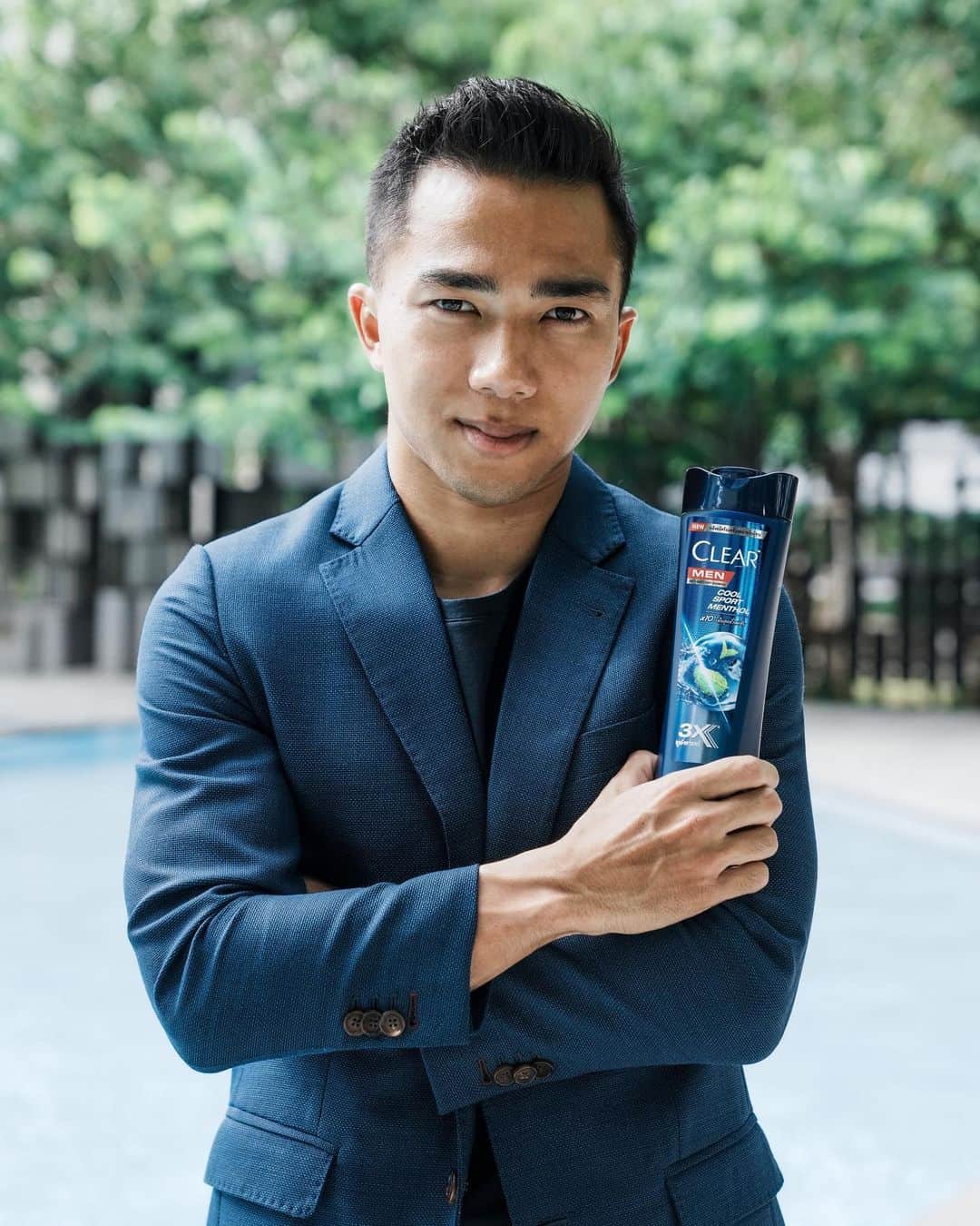 チャナティプ・ソングラシンのインスタグラム：「อย่างโดน! POWER UP ชาร์จพลังแกร่งกว่าเดิม เพิ่มความมั่นใจเต็ม 100 ด้วย Clear Men Cool Sport Menthol สูตรใหม่พร้อมพาวเวอร์แฟคเตอร์  เหมาะกับผู้ชายสายสปอร์ตอย่างเราๆ ที่ต้องทำกิจกรรมกลางแจ้งอยู่เสมอ เลยต้องหาแชมพูที่เหมาะสำหรับผู้ชายโดยเฉพาะ สยบรังแค พร้อมความมันและความคัน พร้อมให้ความเย็ดสดชื่น พร้อมสนุกได้กับทุกกิจกรรม มั่นใจตลอดวัน ! บอกเลยชอบมาก  #เคลียร์เมน #แชมพูที่ผู้ชายเลือกใช้ #ชาร์จพลังความมั่นใจให้เต็ม100กับClearMen」