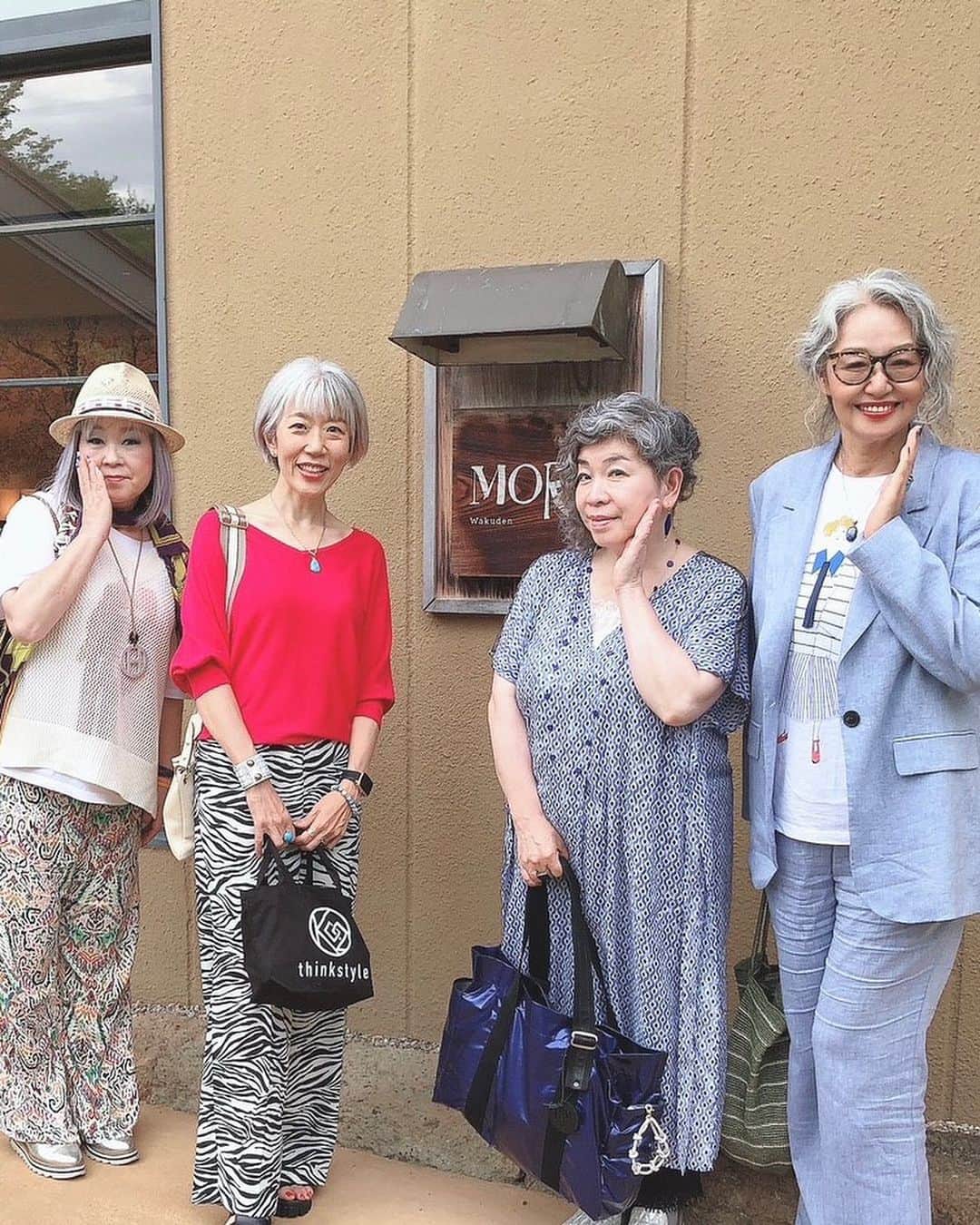 朝倉真弓さんのインスタグラム写真 - (朝倉真弓Instagram)「【この夏よく着ていたパンツ】  この夏の振り返り。 　 　 印象年齢マイナス10歳 《美姿勢＆品格ウォーキング®︎》  インストラクター・朝倉真弓です。  @mayumi_asakura  　 夏が始まる前、アウトレットで手に入れたシマウマ柄のワイドパンツ。  アウトレットとはいえ、私的にはまあまあなお値段だったのですが、買ってよかった！  この夏、履きまくりました。  さらさら涼しい生地で、快適❤️  シーズン前にこんな一着に出会えると、その季節がより楽しめる気がします。  そろそろ秋物が欲しくなる季節。  またいいものに出会えるといいな😊  #品格ウォーキング #美姿勢 #ウォーキング講師 #ウォーキングインストラクター  #ウォーキング #ポージング #グレイヘアモデル #グレイヘア #朝倉真弓」9月6日 20時16分 - mayumi_asakura