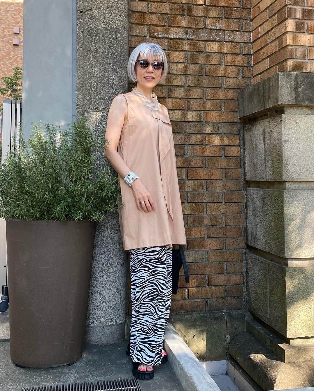 朝倉真弓さんのインスタグラム写真 - (朝倉真弓Instagram)「【この夏よく着ていたパンツ】  この夏の振り返り。 　 　 印象年齢マイナス10歳 《美姿勢＆品格ウォーキング®︎》  インストラクター・朝倉真弓です。  @mayumi_asakura  　 夏が始まる前、アウトレットで手に入れたシマウマ柄のワイドパンツ。  アウトレットとはいえ、私的にはまあまあなお値段だったのですが、買ってよかった！  この夏、履きまくりました。  さらさら涼しい生地で、快適❤️  シーズン前にこんな一着に出会えると、その季節がより楽しめる気がします。  そろそろ秋物が欲しくなる季節。  またいいものに出会えるといいな😊  #品格ウォーキング #美姿勢 #ウォーキング講師 #ウォーキングインストラクター  #ウォーキング #ポージング #グレイヘアモデル #グレイヘア #朝倉真弓」9月6日 20時16分 - mayumi_asakura