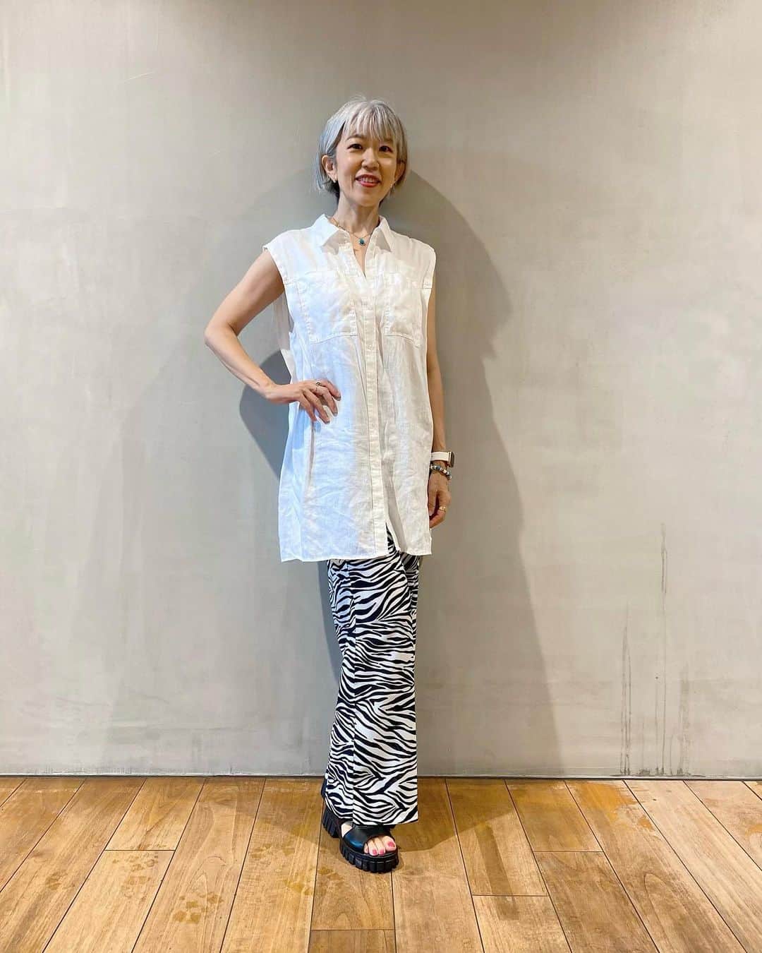 朝倉真弓さんのインスタグラム写真 - (朝倉真弓Instagram)「【この夏よく着ていたパンツ】  この夏の振り返り。 　 　 印象年齢マイナス10歳 《美姿勢＆品格ウォーキング®︎》  インストラクター・朝倉真弓です。  @mayumi_asakura  　 夏が始まる前、アウトレットで手に入れたシマウマ柄のワイドパンツ。  アウトレットとはいえ、私的にはまあまあなお値段だったのですが、買ってよかった！  この夏、履きまくりました。  さらさら涼しい生地で、快適❤️  シーズン前にこんな一着に出会えると、その季節がより楽しめる気がします。  そろそろ秋物が欲しくなる季節。  またいいものに出会えるといいな😊  #品格ウォーキング #美姿勢 #ウォーキング講師 #ウォーキングインストラクター  #ウォーキング #ポージング #グレイヘアモデル #グレイヘア #朝倉真弓」9月6日 20時16分 - mayumi_asakura