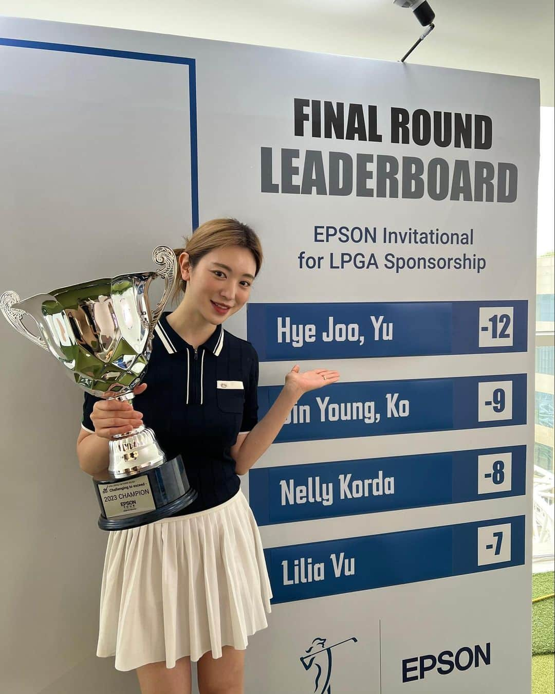 ユ・ヘジュのインスタグラム：「#광고 EPSON X LPGA Challenging to Exceed💙 LPGA 스폰서십 기념 프라이빗 초청 행사를 다녀왔어요!  엡손은 프린터와 프로젝터, 라벨 프린터 이외에 로봇 등 첨단 장비를 갖춘 회사인데요! (즐겨치는 스크린 골프의 프로젝터도 엡손..💕) LPGA 후원사인 앱손은 "앱손의 기술력으로 더 나은 내일에 기여한다"는 캠페인을 진행하고 있대요 그리고 골프를 통해 여성 운동 선수의 도전과 발전을 지원한다고 합니다☺  이번 행사에서 엡손 프로젝터를 통해서 레슨 받았는데 실감나게 보는 재미까지 더해져서 재밌었어요🤩 그리고 평소 좋아하던 프로님께도 좋은 기회로 레슨 받게되어 정말 영광이었어요 감사해요🤍  #앱손 #앱손투어 #RoadToTheLPGA」