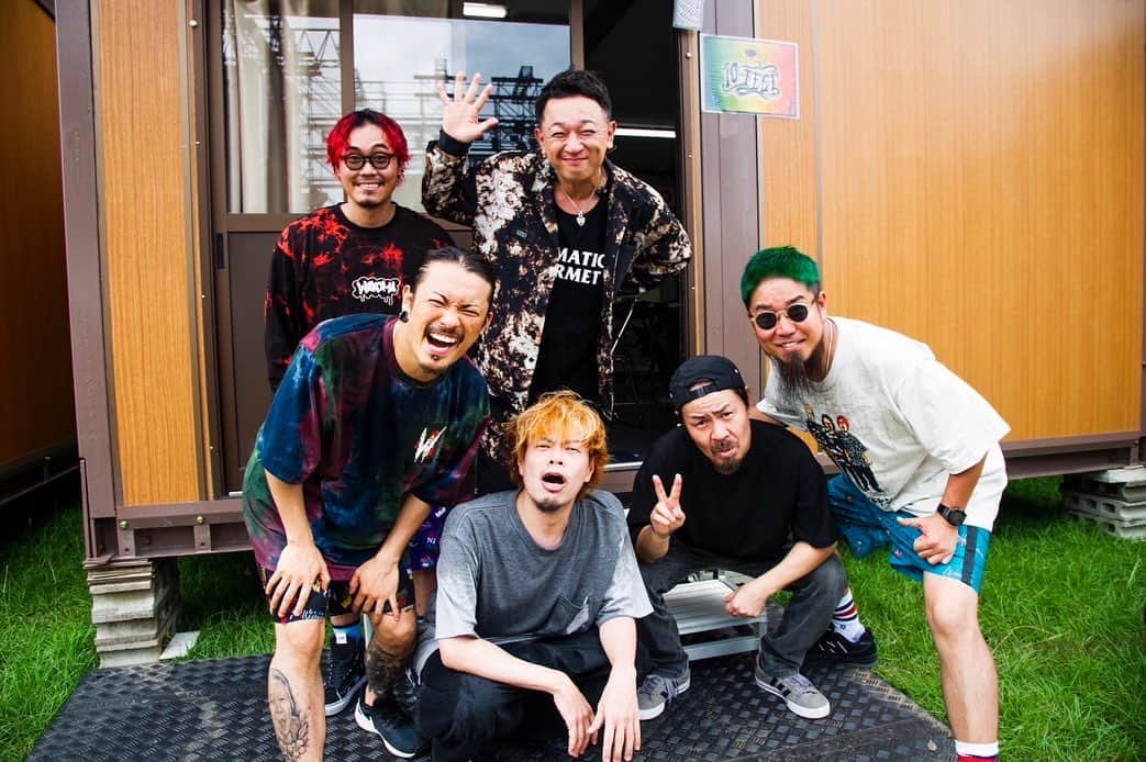 KENTAのインスタグラム：「1CHANCE FESTIVAL 2023 1日目 ⁡ 今年の1日目アーティストはこちら‼︎  10-FEET sumika INI coldrain SEKAI NO OWARI 関ジャニ∞ ⁡ 10-FEET 朝イチ10-FEETから始まる贅沢。 VIBES BY VIBESからRIVERで さしよりバリ上がりばい‼︎ 熱さと笑いと優しさをありがとうございました。 アンコールでもご一緒に VIBES BY VIBESをコラボして下さいました。 打ち上げでも色んな話を聞いて下さり 次回は対バンという形で続きをお願いします。 ⁡ sumika ボーカルが同じケンタ。 藤くんがよくsumikaのTシャツを着た子に 対して「sumikaの前身バンドbanbi時代から 仲がいい」とマウントをとる癖がある。 秋田で対バンした時の話や最近の話まで 大事な時や大変な時をともに乗り越えたいバンド。 今年のフェスには必ずsumikaに居て欲しくて 連絡させてもらいました。翌日ライブなのに ギリギリまで残ってくれてありがとう。 また近いうちによろしくね。 ⁡ INI 「この一年で何があった⁉︎」ってメンバー全員に 聞いたくらいきっちりカッコ良くなっていました。 去年はさー前日リハの時さー11人緊張してたくせにさー 今年はさー余裕さえ感じてさー何かおじちゃん寂しくなっちゃったよー WANIMAダサいなって思われんように頑張ろうと思ったしさらに全員カッコよくなると思う。 HEROを一緒に歌うのは 一年に一回のご褒美のような感じにしてさー でももう来年は出てくれないんやろなー。 これからも応援しとるからねー。 ⁡ coldrain ギターのSugiちゃんとは 10年前ぐらいからLEFLAHの撮影で 一緒になったりで仲良かったけど フェスで会うくらいで バンド同士の絡みは今まであまりなかった。 でもMasatoと話すようになってから 考え方や置かれている立場に似ている部分があって お誘いさせて頂きました。 ライブがとにかくカマしていて 他ジャンルが混ざったフェスでのcoldrainは ワンチャンあり過ぎてマジでヤバい。 BLARE FESTにもいつかお邪魔させて下さい。 ⁡ SEKAI NO OWARI 羨ましくなるほどFukase君、Saoriちゃん、Nakajin君、LOVEちゃんが仲良くて ライブにもそれが溢れていてビジョンに映る4人を観ていて幸せな気持ちになりました。 余談やけどSaoriちゃんの息子君がWANIMAの事ポケモンやと思っとったらしくてそれがバリ可愛いとやけど実際のWANIMAみて嫌な気持ちになってないといいなと願うばかり。西田光真とか完全にロケット団の一味やもんな。ライブ中はバッタとカエルを捕まえて遊んでいたんやってー。可愛い。 Fukase君… 打ち上げで話したように今度TAKUMAさん連れて セカオワハウスに遊びに行きます。 ⁡ 関ジャニ∞ 関ジャニの東京ドームライブにご招待頂き ライブ後にメンバーに直談判させて頂きました。 ヤス君とは鍋したり音楽の話したり仲良くさせて 頂いてますが自分たちのフェスに熊本に 関ジャニ∞が来るって軽く事件やって。 ライブ直前のインスタライブにも出させて頂き ライブでは僕らが提供させて頂いた楽曲「ここに」をやって下さいました。 生演奏のライブ 最高のエンタメを ありがとうございます。 また来年もギャラ次第で村上君よろしくお願いします‼︎笑笑 ⁡ てな感じで思い出すといくらでも思いが溢れて余韻が凄いんやけどみんなはどうなん？ 来た人達どうなん？来れんだった人達どうなん？ よかったら声聞かせてよ。2日目に続く…」