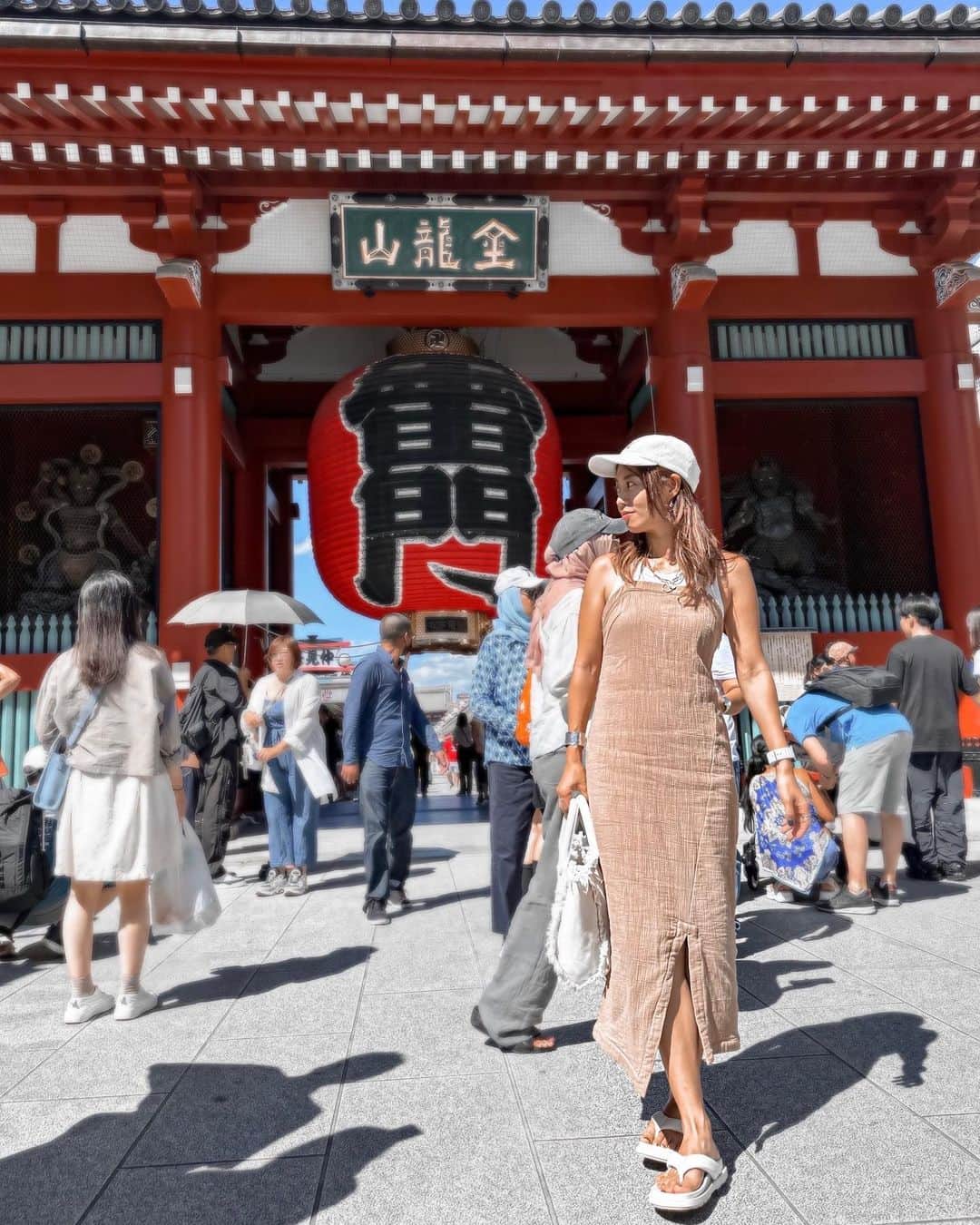 monmamichelleのインスタグラム：「台風で帰るタイミング失ってる🌬️ 初めて来た浅草 お祭りみたい 蕎麦と蕎麦焼酎美味しかった🫶🏿 観光客の気持ちわかりました🗻 色んなところ行って次の宿に生かそう 観光について学ぶ旅 #東京#浅草#観光#スカイツリー#tokyo#雷門」