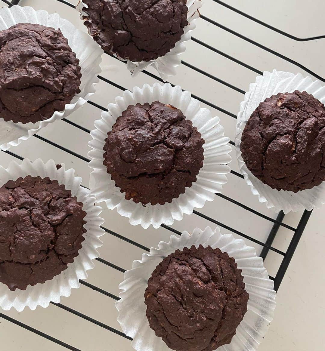 芝彰子のインスタグラム：「Breakfast Zucchini Bread［GF］  カカオのズッキーニブレッド。  甘くないから朝ごはんにも☀️  以前海外に行った時に出会った ズッキーニブレッドを思い出してアレンジしてみました！  グルテンフリーでもずっしり重くなくて 食感と風味を出したかったので そば粉とオーツ粉をメインで🧑‍🍳💡  クリームチーズも合うし、 いちごジャムつけて甘く食べても美味っ♡  . .  #zucchinibread #gf #glutenfreefood #glutenfreebread #gfrecipes #グルテンフリーパン #グルテンフリーレシピ #ズッキーニブレッド」