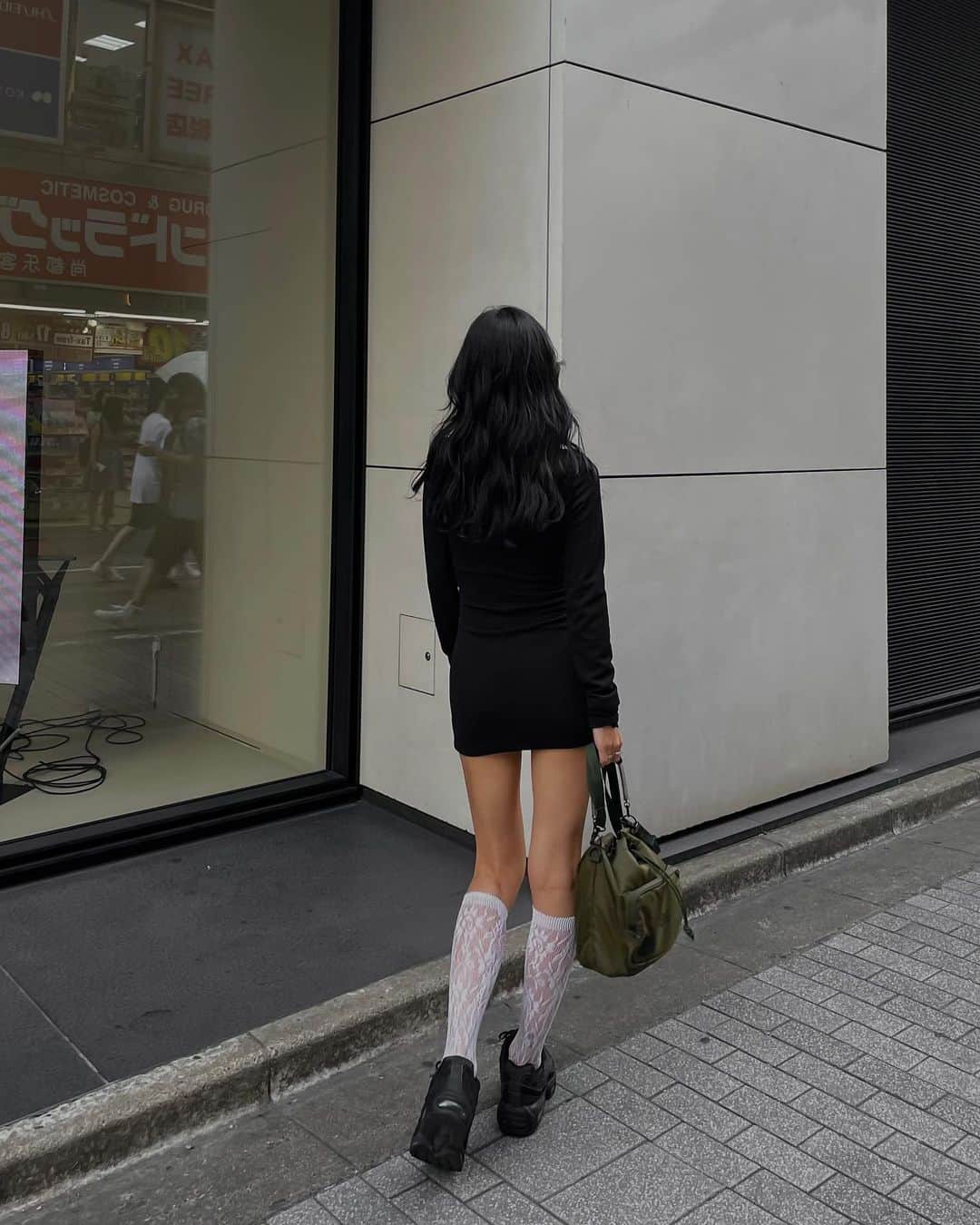 宮川由衣子さんのインスタグラム写真 - (宮川由衣子Instagram)「. popupでめためた人気の レースミニワンピ🎀🖤 胸元と袖口がさりげなくレースになってるんだけど スタイルが盛れすぎちゃう点だけ注意です😣#やかまし  . #fashion #outfit #ootd」9月6日 20時11分 - yuiko_miyagawa