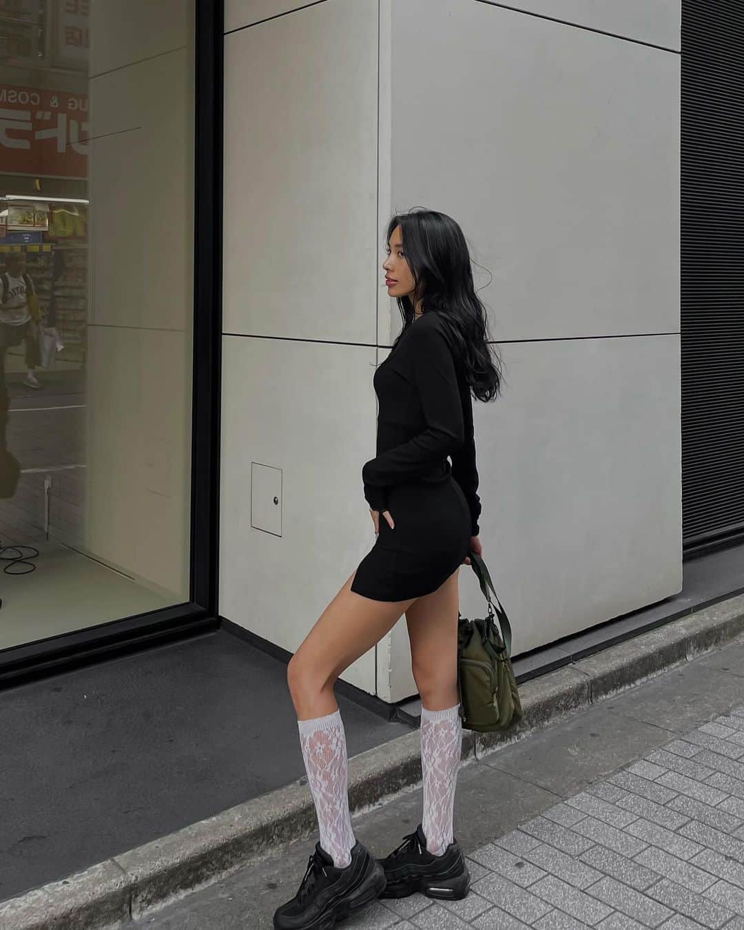 宮川由衣子さんのインスタグラム写真 - (宮川由衣子Instagram)「. popupでめためた人気の レースミニワンピ🎀🖤 胸元と袖口がさりげなくレースになってるんだけど スタイルが盛れすぎちゃう点だけ注意です😣#やかまし  . #fashion #outfit #ootd」9月6日 20時11分 - yuiko_miyagawa