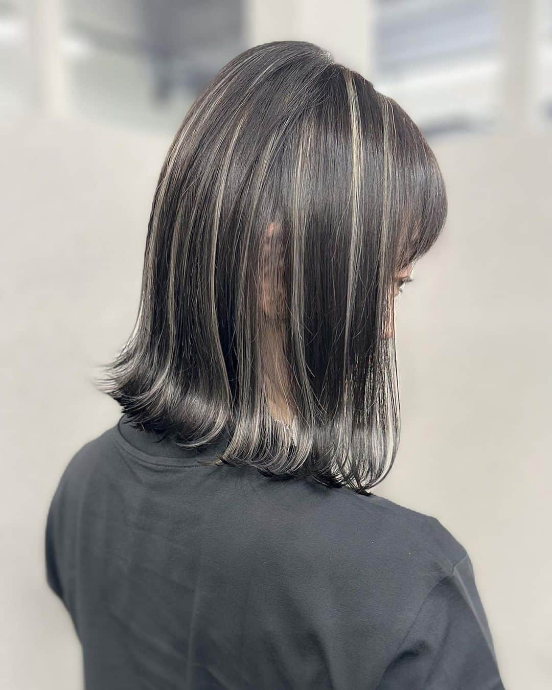 【高砂・美容師】平岡歩 ヘアアレンジ hairarrangeのインスタグラム：「姫路のハイライトカラー迷子を救う人🥇 平岡あゆみと申します🙇‍♂️  ハイライトカラーと白髪ぼかしハイライトを 専門的に行っております✨  ハイライトカラーや白髪にお悩みの方は是非 他の投稿もご覧下さい😊 他の投稿はこちら💁‍♀️【@ayumi_hiraoka 】  ご予約はLINE又はDMから承っております LINEはこちらのID検索お願い致します💁‍♀️【@183ihoos】  ⚠️ハイライトでこんな悩み、経験はございませんか？ ⁡ 😞ハイライトしたけどよくわからない 😞ハイライトが太すぎて虎柄みたいになった 😞ハイライトが白髪みたいになった 😞ハイライトが何故か思い通りになった事がない ⁡ これらのお悩みや失敗には全て理由があって、例えばよくわからないハイライトは、カラーを塗る際の塗り分けの仕方が間違っていたり、ハイライトが太いのはハイライトの入れ方に工夫がなかったり、僕自身もまだ経験が浅い頃全てを経験した事がありました（その頃お越し頂いてたお客様すみません🙏）ですが失敗を糧にお客様に必ず喜んで貰える様になりたいと、10年以上の美容師人生をかけ、その術を学び、考え、習得して参りました✨ ⁡ 他のハイライトカラーも是非ご覧下さい👇 @ayumi_hiraoka ⁡ ハイライトに挑戦したいけど綺麗になるのか不安と言う方、その不安は僕の前では絶対に安心に変わるので、お悩みの方は是非ご相談ください☺️ ⁡ ハイライトは特殊な技術故に誰でも出来る技術ではございません🙅‍♂️難しい技術で、お客様の現在の髪状態や施術履歴にも非常に影響されるので、先ずは一度予約ご相談用 LINEからご相談ください🙏 難しい技術の為、1度のご来店では出来ない場合もあります、その際はどうすれば出来る様になるのか計算してプランをお伝え致しますのでご安心ください🙇‍♂️ ⁡ が【ハイライトをお考えの方へ💇‍♀️✨】 ハイライトをする時は… ▶︎色味 グレーorグレージュorブラウンorベージュor暖色 ▶︎明るさはどのくらい 暗めor明るめor明るすぎず暗すぎず？ ▶︎ハイライトの太さのイメージ 太めor細め？ ▶︎どういうイメージにみられたい？ カジュアル系orギャル系？ この4つを元に選ぶと美容師さんにも伝わりやすので是非ご参考下さい💁‍♀️ 僕が担当させていただく場合はこの項目を元にしっかり安心できるカウンセリングをさせて頂いてから、施術に入るので初めての方も是非ご相談ください😊  詳しくはプロフィールURLの料金表ご覧下さい🙏 【兵庫県姫路市】 ▶︎平岡歩 @ayumi_hiraoka ＿＿＿＿＿＿＿＿＿＿＿＿＿＿＿＿＿＿＿＿＿＿＿ 今まで幸せにさせて頂いた方々の髪はこちら💁‍♀️ ⬇︎⬇︎⬇︎⬇︎⬇︎⬇︎⬇︎⬇︎⬇︎⬇︎⬇︎⬇︎⬇︎⬇︎⬇︎⬇︎⬇︎⬇︎ 《@ayumi_hiraoka》 ＿＿＿＿＿＿＿＿＿＿＿＿＿＿＿＿＿＿＿＿＿＿＿  @slash_lifedesignsalon  株式会社s.l.d  代表平岡歩  SLASHは今年3月に姫路大手前通りに出来た 新しいサロンです✨ ・半個室空間での完全マンツーマン施術 ・豊富なドリンクサービス ・姫路の人気店コラボの日替わり本格スイーツが楽しめる ・無料WiFiがある、充電できる ・待ち時間にサブスクが楽しめる ・思い出に残したくなるような店内 ・リラックスできる半個室のシャンプーブース ・本格的な撮影ブース完備 ・さまざまな最新、話題の美容商材を取り扱っているサロン ・トレンドのデザインを提供しているサロン  髪だけでなくサロンにいる間も楽しめる仕掛けを沢山ご用意しております✨是非旅行気分でお越しください✈️  ⁡ 【お店情報】 営業時間　10時〜20時ぐらい 住所　兵庫県姫路市西二階町121番地2階  【メニュー料金】 カット＋ハイライトカラー＋髪質改善トリートメント 26000〜 カット＋シングルカラー＋髪質改善トリートメント 18500〜 その他メニューはプロフィールのURLからご覧ください😊  【ご予約方法】 LINE 又はDMにて承っております✨ ・料金の事前提示 ・所要時間の事前提示 ・このカラーはどのメニュー選べばいい？ などお気軽にご相談下さい🙇‍♂️  ご予約はこちらのLINEからお願いします♪ LINE ID 【@183ihoos】 LINEのID検索より検索してください 最初の＠マークを忘れずに入れて下さい。 ご質問などはコメントでも可能です✨   #白髪ぼかしハイライト  #姫路美容室　#姫路美容院　#姫路ハイライトカラー #姫路ハイライト#ハイライトカラー」