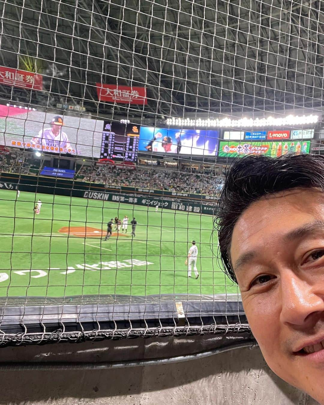 下山英哉さんのインスタグラム写真 - (下山英哉Instagram)「いちばん前の席⚾️ 選手の息遣いが聞こえる♪  #paypayドーム  #バックネット裏 #一番前 #プレミアムシート  #福岡ソフトバンクホークス  #fukuokasoftbankhawks  #千葉ロッテマリーンズ  #chibalottemarines  #プロ野球観戦  #仕事 #野球接待か接待野球か #fukuoka」9月6日 20時17分 - shimoyama.hideya