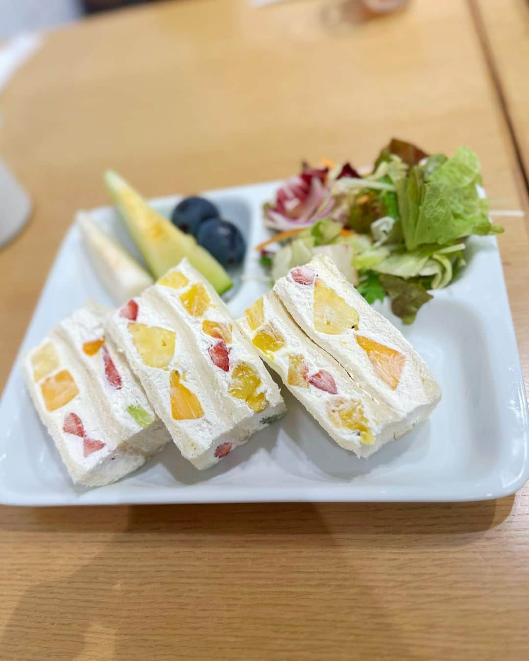 福本沙織さんのインスタグラム写真 - (福本沙織Instagram)「🍑🍈🍓🥝🍇 初の果実園リーベルへ🫶 両親が東京に来てたので帰る前に 東京駅でブランチ🍽️ フルーツサンドとパンケーキ🥞🤍 みんな甘くて苦しそうだったけど ぺろりしちゃった〜🐷🙊 毎日通いたいぐらい 甘党になってる← パフェとケーキもめちやめちゃ美味しそうだった🥹🤍 店舗も結構あるから別店舗も行ってみたいな〜🤩  #フルーツサンド #パンケーキ巡り #パンケーキカフェ #フルーツパフェ #フルーツパーラー #リーベル #果実園リーベル #甘党」9月6日 20時13分 - saoriiinu918