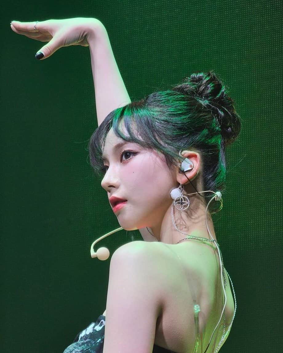 渡邉理佐　ファンアカウントのインスタグラム：「💙#에스파 #카리나 #aespa #yoojimin」