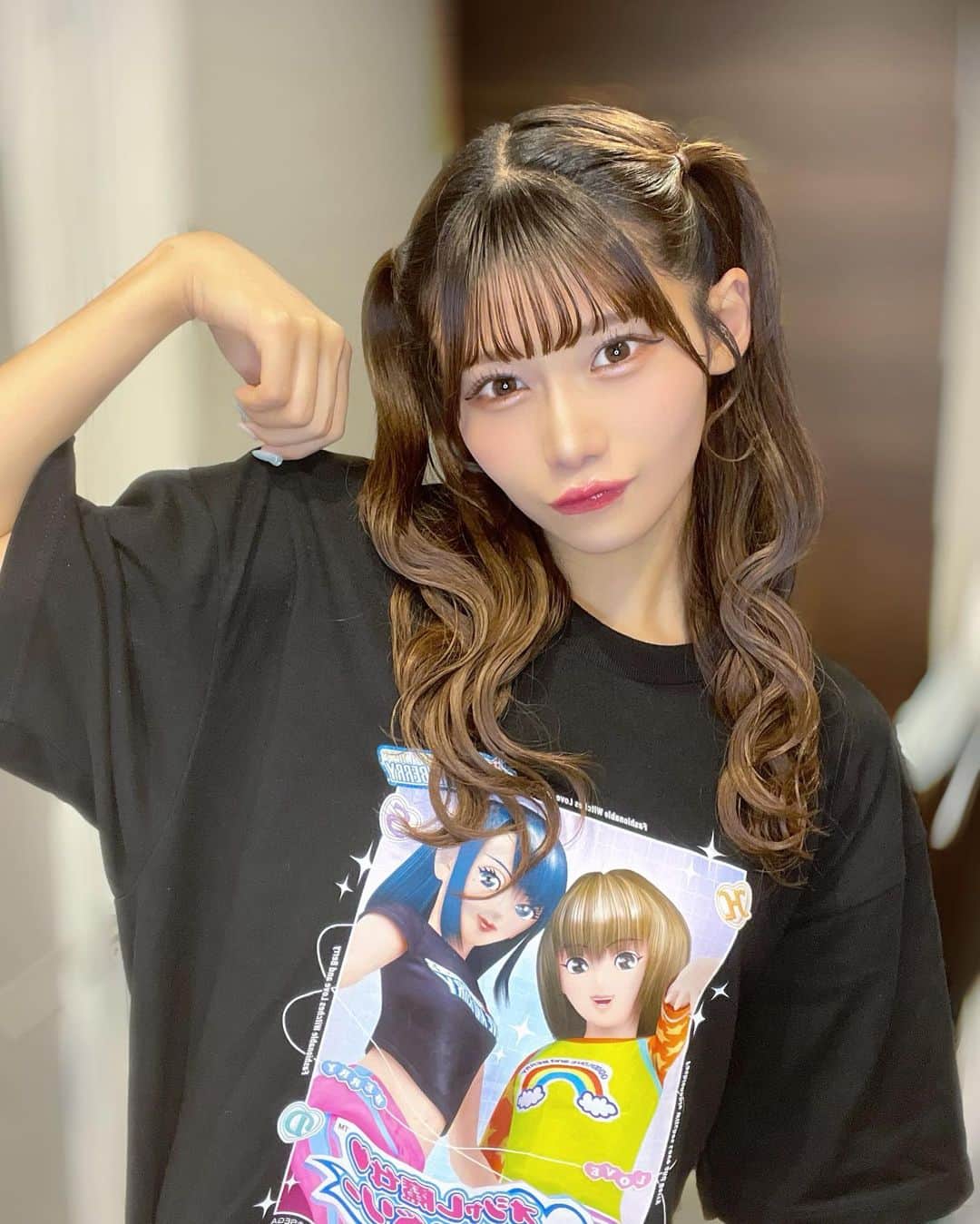 菖蒲まりんのインスタグラム：「可愛いでちょ^ ̳> ̫ < ̳;^☆   #Tシャツ #ラブベリ #ラブandベリー #おしゃれ魔女  #ハーフツイン #ウェーブ巻き  #ぱっつん」