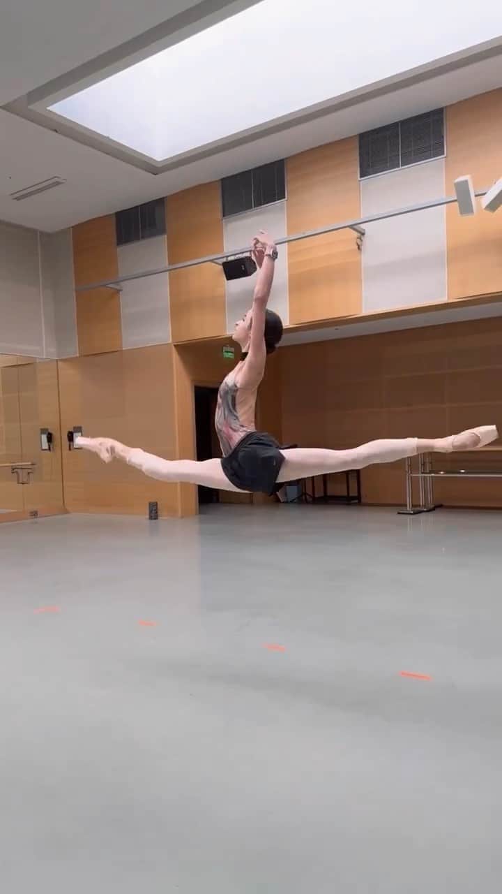 マリア・コーレワのインスタグラム：「«SOCIAL PATH» from the @realstraykids new album straight into my heart 💔 Plus we’re back at the Mariinsky! Company classes and rehearsals haven’t started yet but gotta be in shape for the beginning of the new season 🙏🏻  Песня «SOCIAL PATH» из нового альбома @realstraykids попала прямо в сердце 💔 А еще мы вернулись в Мариинский после отпуска! Театральные классы и репетиции еще не начались, но нужно войти в форму к началу нового сезона 🙏🏻」