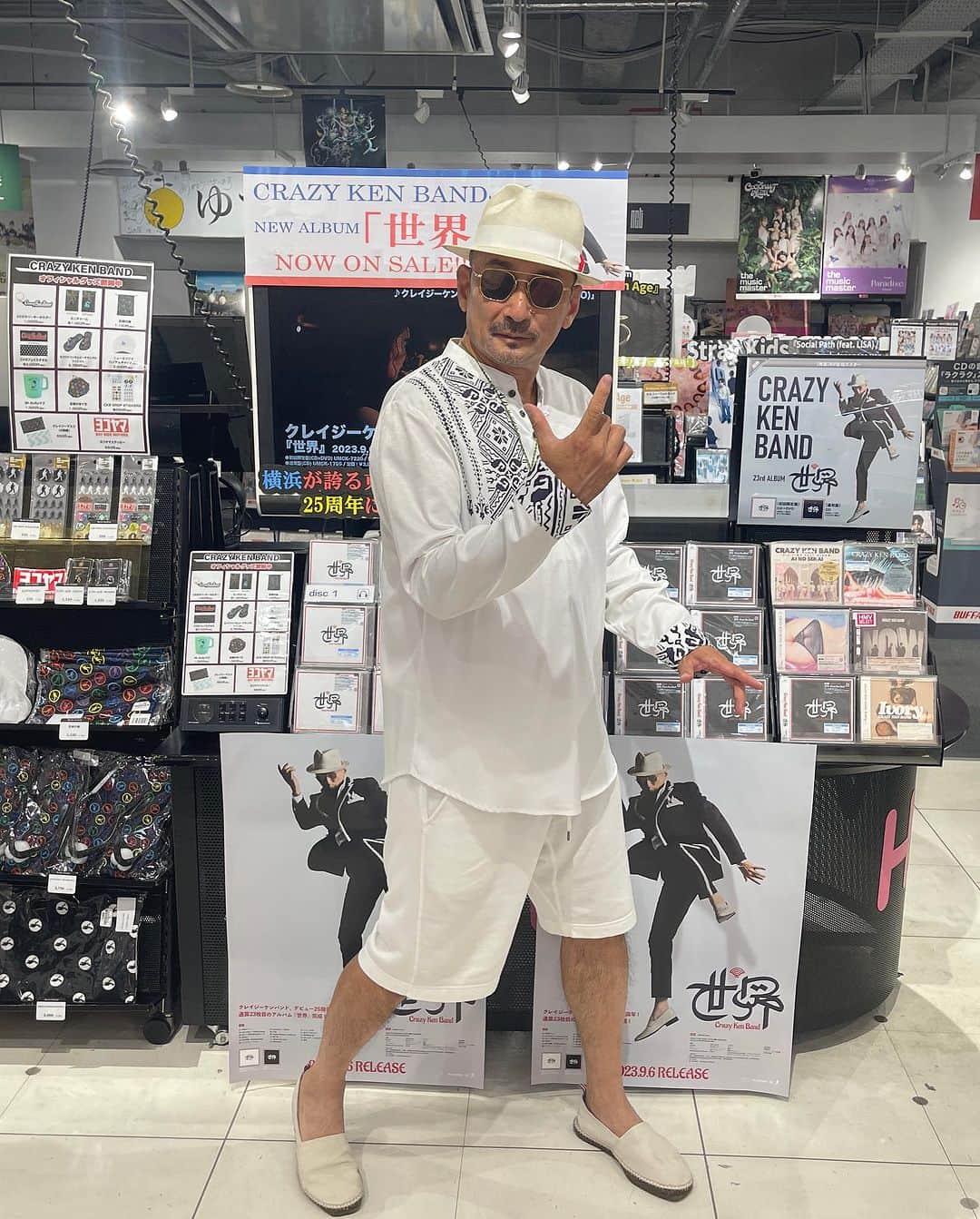 クレイジーケンバンド【公式】のインスタグラム：「先程HMV 横浜ワールドポーターズへ訪れました！ お店のど真ん中に設置して頂き、ポスターもふんだんに飾って頂きシャイコーです！！！ 剣さんのサインも飾っておりますので皆様ぜひお越しください！  by staff  #クレイジーケンバンド #横山剣 #hmv横浜ワールドポーターズ」