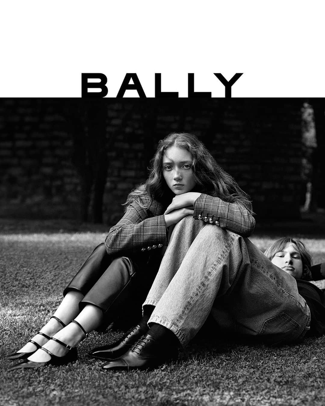 バリーのインスタグラム：「Bally presents the Fall/Winter 2023 campaign shot by Alasdair McLellan, the first under its new Design Director Simone Bellotti.   Design Director: Simone Bellotti Art Director: Christopher Simmonds Photographer: Alasdair McLellan Stylist: Charlotte Collet Casting Director: Ben Grimes Hair: Anthony Turner Make-up: Lucia Pica  Models: Joseph Glasser, Lydia Reid  @alasdairmclellan, @charlottecolletcollet, @ben_grimes_casting, @anthonyturnerhair, @luciapicaofficial, @joseph.glr, @lydia.reidd   #Bally #BallyFW23」