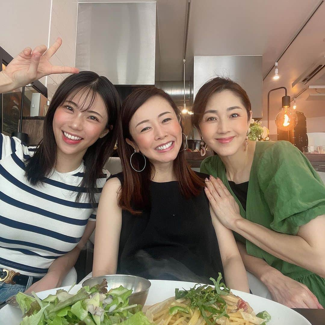 宮崎宣子のインスタグラム：「真帆さんのお店 @rojie_ebisu  に行ってきました😆✨  オススメの白いナポリタンを食べて、 デザートにはソフトクリーム🍦を頂いて本当に濃厚で美味しかったです💛  偶然にもマエノリさん達が✨  もうすでにサークルの溜まり場のように知り合いだらけのレストランになっているようでした😊  ワンちゃんが室内もokと聞いたので、 次回はアロハ🐶を連れて夜にも来てみたいです☺️  #rojie #ロジエ #恵比寿 #ランチ女子会 #白いナポリタン美味しかった  #とよた真帆 さん」