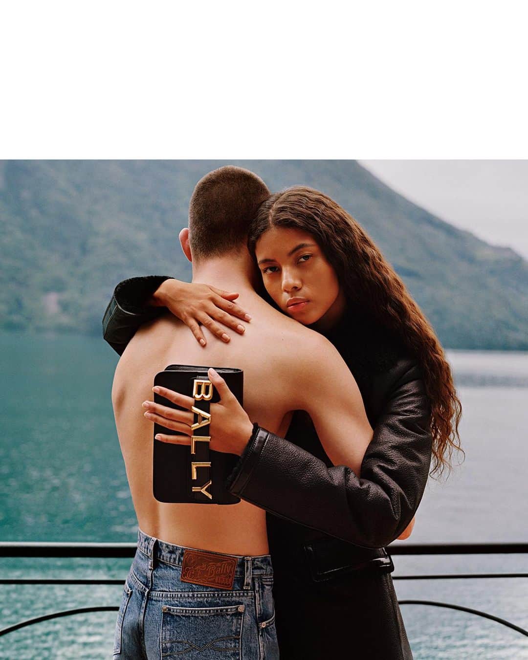 バリーのインスタグラム：「Bally presents the Fall/Winter 2023 campaign shot by Alasdair McLellan, the first under its new Design Director Simone Bellotti.   Design Director: Simone Bellotti Art Director: Christopher Simmonds Photographer: Alasdair McLellan Stylist: Charlotte Collet Casting Director: Ben Grimes Hair: Anthony Turner Make-up: Lucia Pica  Models: Nazarit Machin, Will Woodward  @alasdairmclellan, @charlottecolletcollet, @ben_grimes_casting, @anthonyturnerhair, @luciapicaofficial, @nazarit_machin, @wlmw03   #Bally #BallyFW23」