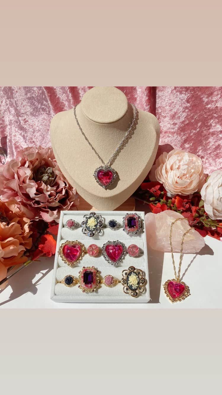 のインスタグラム：「💖🌹Rose Collection🌹💖  薔薇モチーフのパーツや、 本物の薔薇の押し花を使用したリングやネックレス＊  ときめき溢れる薔薇のコレクションをお楽しみください〜✨  ラインナップは少しずつ公開いたします🌹  ＊販売開始日時＊ 9月9日日(土)21:00～ : ＊新作販売記念6%OFFセール＊ 9月9日(土)21:00～9月10日(日)23:59  今回もよろしくお願いいたします！  #ハンドメイドアクセサリー   #レジン #レジンアクセサリー #キラキラ #ハート #アクセサリー作家 #押し花アクセサリー #kirakira #赤 #ガラスビジュー #魔法少女  #バラ #薔薇 #handmade #accessory #cute  #귀여워 #반지 #악세사리 #반짝반짝　#💍」