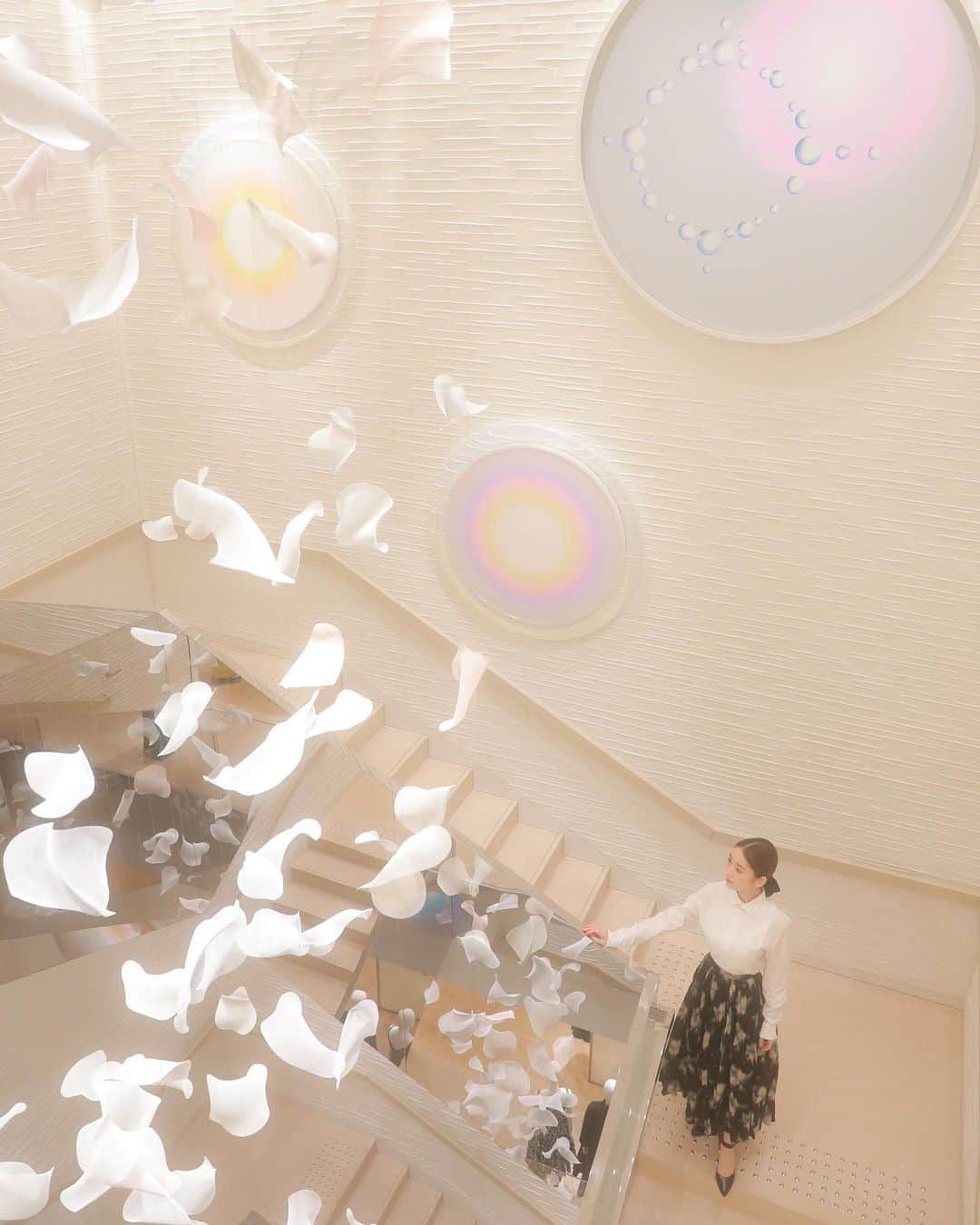 泉里香さんのインスタグラム写真 - (泉里香Instagram)「メゾンの旗艦店「ハウス オブ ディオール ギンザ」にいってきました。 ブティックには現代アーティストたちの作品が沢山飾られていて美術館にいるような気分🤍 ディオール ファイン ジュエリーの新作とドレスがゆっくり見られる3階には キャンバスに光が凝縮されたようなジョエレ・アマロの作品が展示されていて、いつまでも見ていたいと感じました。 @DIORMAISON の新作もかわいかった♡  @DIOR  #HOUSEOFDIORGINZA#SUPPORTEDBYDIOR #ディオールファインジュエリー」9月6日 20時21分 - rika_izumi_