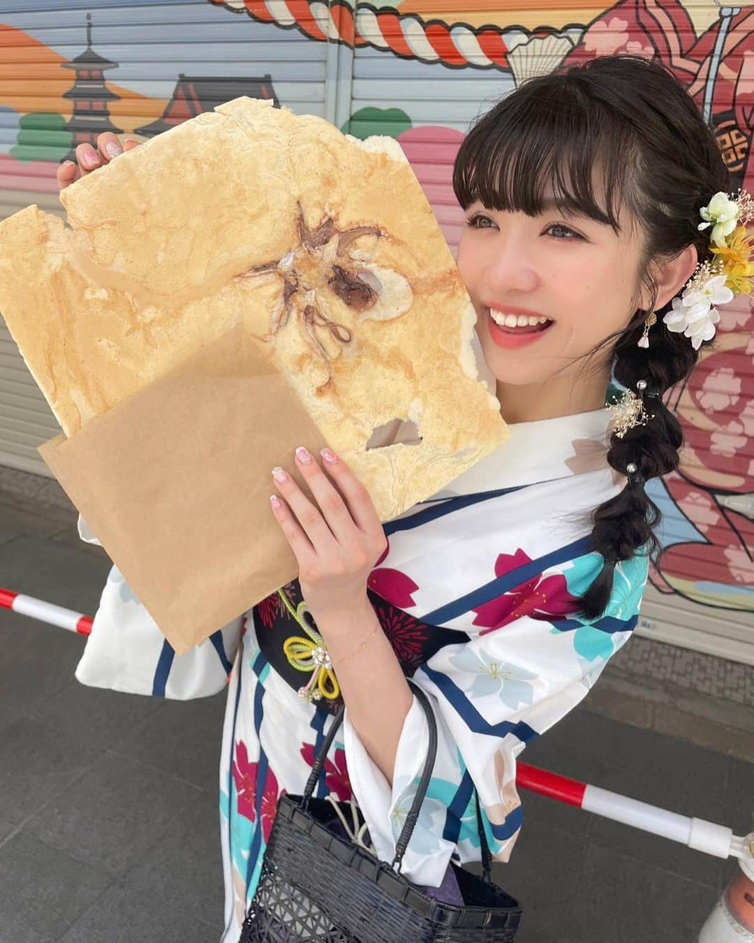 新井ひとみのインスタグラム：「江ノ島じゃないよーん♪ 浅草だよーん♪  #新井ひとみ　#女子流 #浴衣　#浴衣女子 #浴衣ヘアアレンジ #浴衣ヘア #ARISA　#浅草#浅草着物レンタル #東京　#浴衣コーデ#浴衣撮影 #お祭り#お祭りコーデ #風情　#맛집　#카페스타그램　#카페　#푸드스타그램　#お人形　#생일　#생일선물　#생일파티　#tokyogirlsstyle#japan #Tokyo #asakusa #yukata #yukatagirl」