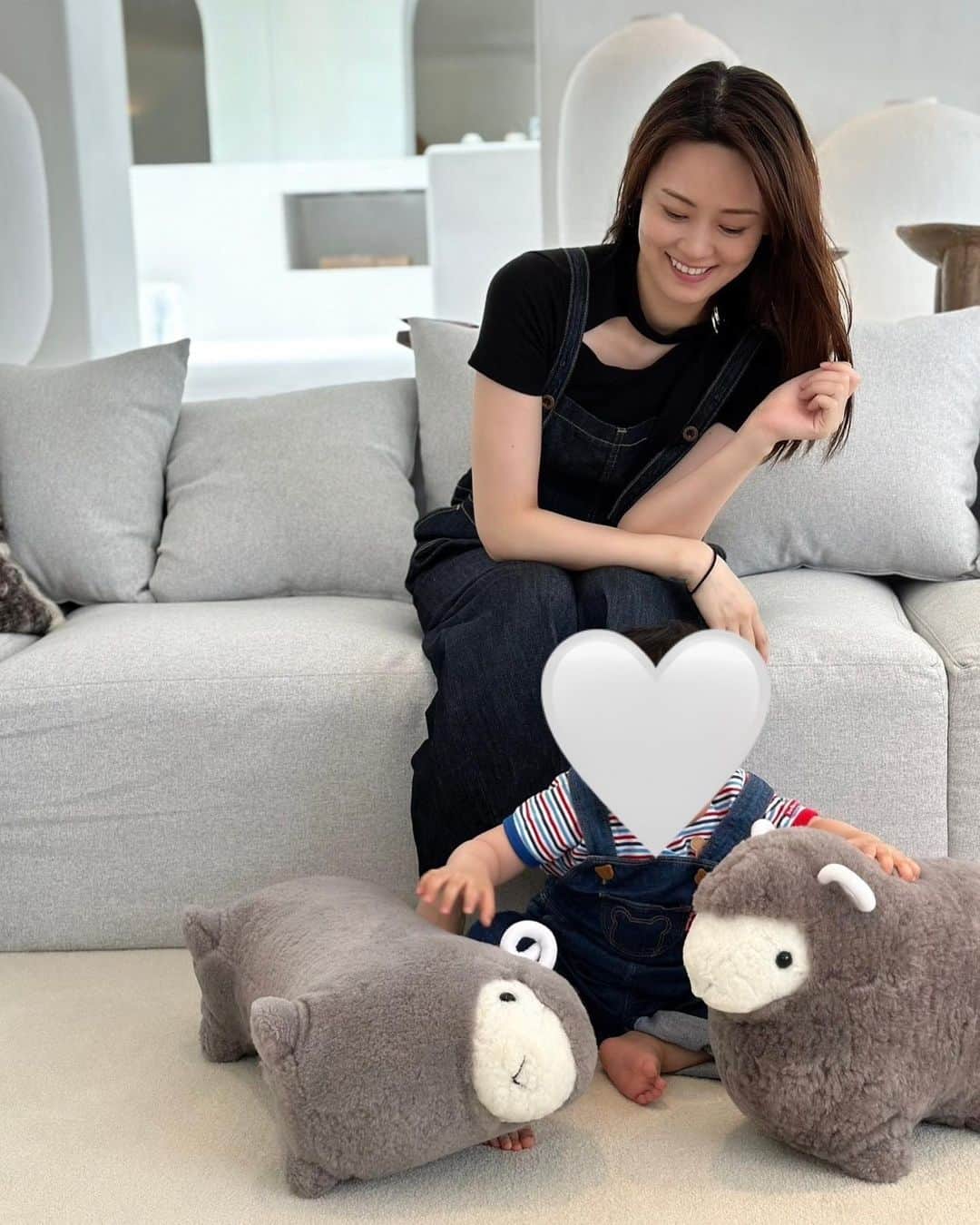 のインスタグラム：「私達はいつも　ほとんど　週末はペアルック🤭 息子にかわいいお洋服をプレゼント🎁していただいたり ありがとうございます🥺💙 小さいうちにたくさん着せなくちゃ！と張り切っています。。  1人でお世話していると、 なかなか2人の写真がないので ふとした瞬間に撮っていてくれる写真は わたしの宝物🥺です🥰  #mylove  #❤️」