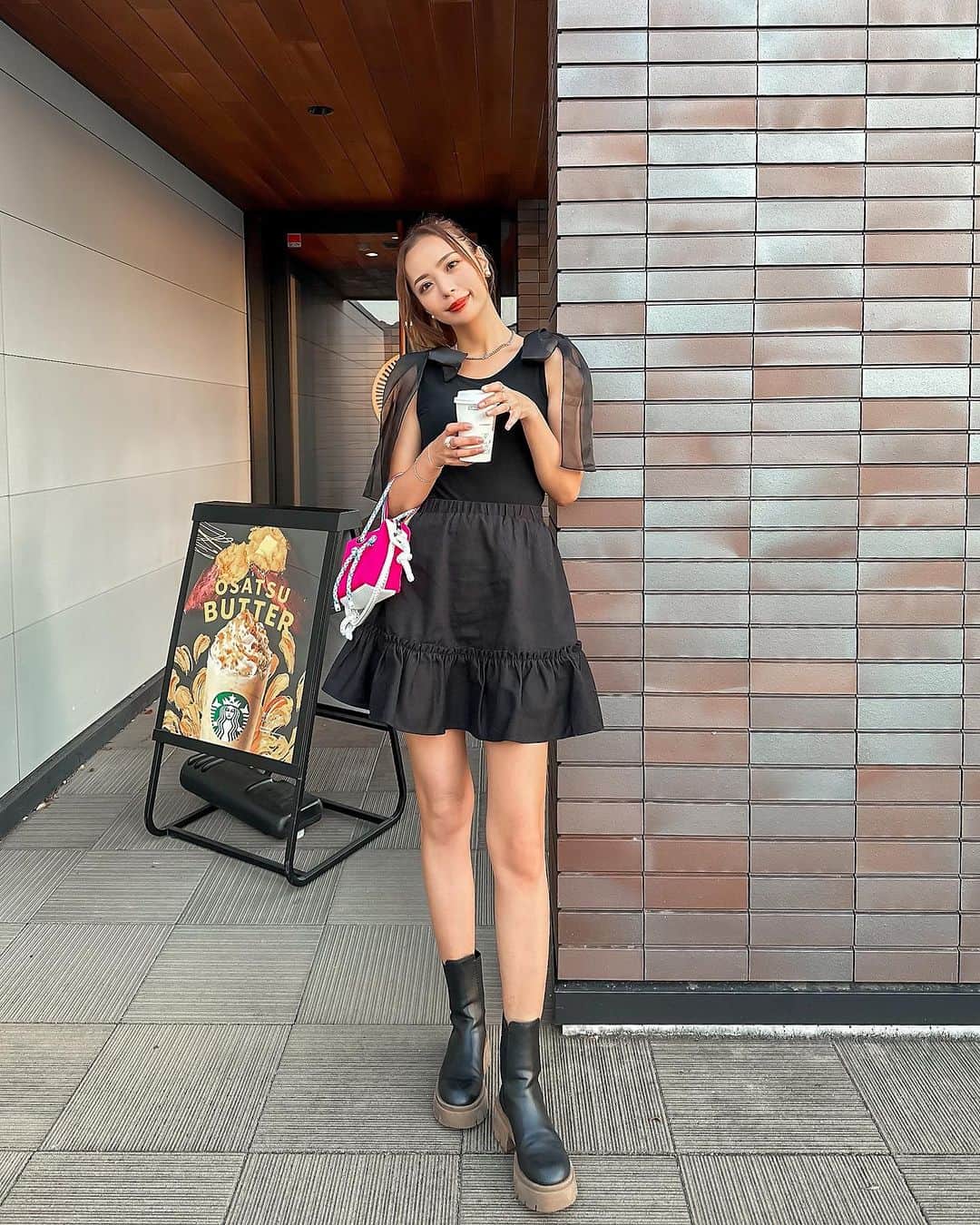 のインスタグラム：「ꔛ 𝘼𝙪𝙩𝙪𝙢𝙣 𝙞𝙨 𝙘𝙤𝙢𝙞𝙣𝙜...♥︎ ꔛ まだ日中は真夏の暑さだけど ちょっとずつ秋の気分に🍂  コーデの詳細は2枚目参照👀 Barbieのバッグ持ってBarbieファッション🩷  おさつバターフラペチーノ みんなも飲んだ😝？🍠🧈🤎  ꔛ  tops : @soir5_cocotteparis skirt, boots : @hm bag : @l4k3style_japan @zenstyle_online  ꔛ  🏷 #Barbie #l4k3 #ブラックコーデ #ココットパリ #cocotteparis #168cmコーデ #高身長女子 #高身長女子コーデ  ꔛ」