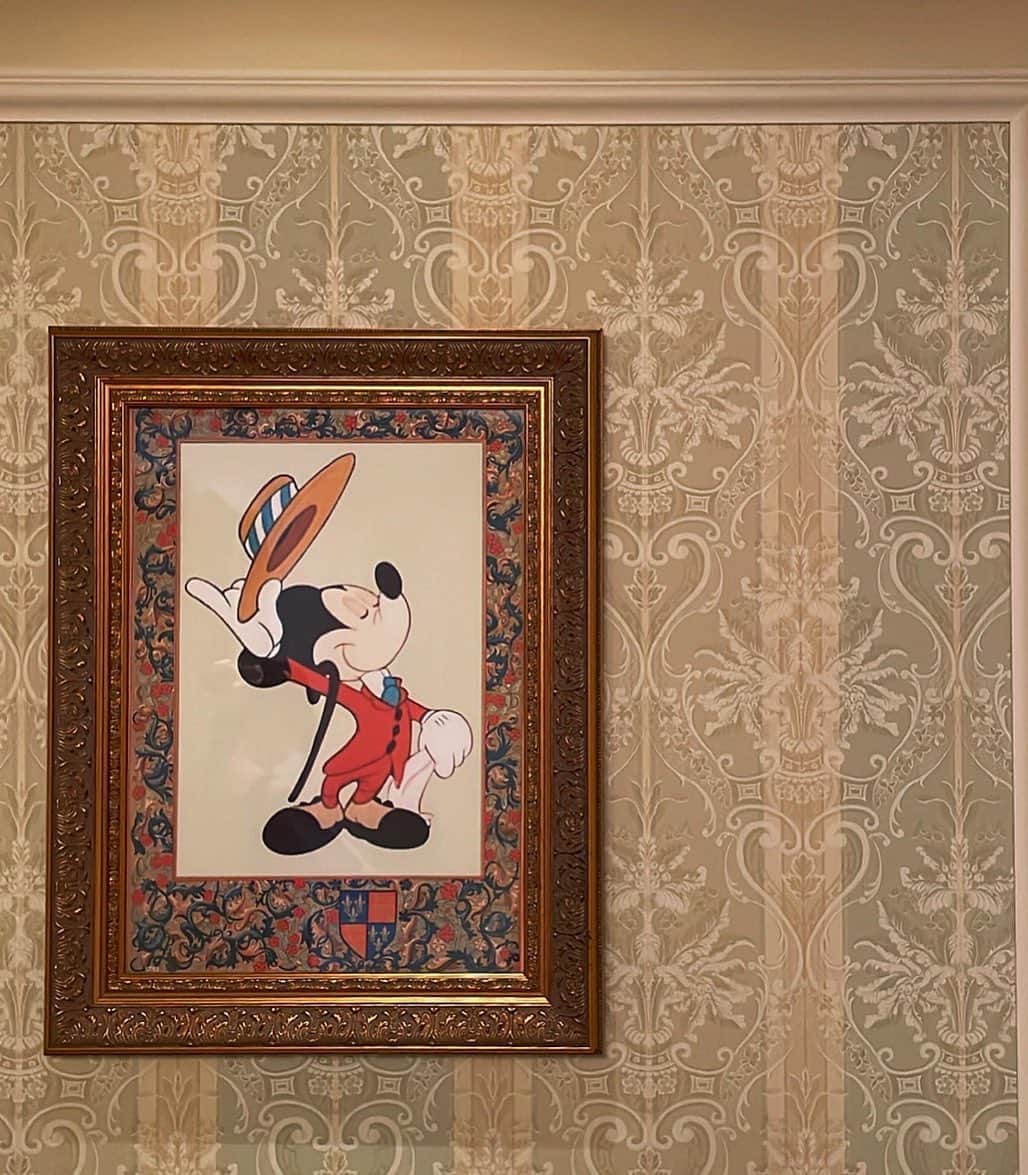 前田亜美のインスタグラム：「. かわいいな。. . こんな壁紙でこんな絵を家に飾りたいよね…‎🤍🖼. .  #ディズニーランドホテル」