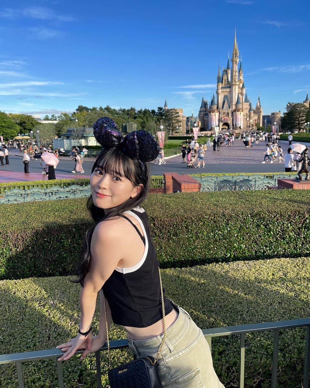 坂井仁香のインスタグラム：「.  いつかのディズニー🐭  #とき宣#坂井仁香#ひとちゃん#超とき宣#超ときめき宣伝部#idol#私服#コーデ#タンクトップ#ロングヘア#巻き髪#水着#ディズニー#ディズニーランド」