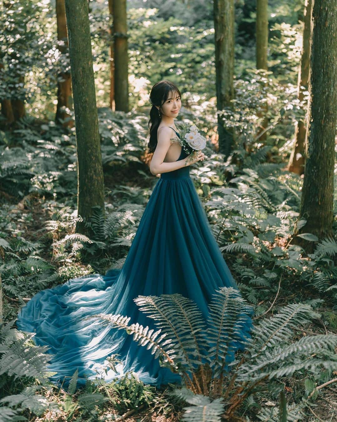 ぴちゅのインスタグラム：「🌳森の中で📸😃🌳画像ダブルタップ♥️コメント✍🏻保存の3点、大変嬉しいです！ .  絵文字のみのコメントも是非です。返信させて下さい！  皆さま森に行かれたことはありますか❓❓ コメントఽ✍🏻で教えて下さい！  . .  人生初、 森の中で撮影していただきました！📸  こんな私をこんなにも素敵に撮って下さった MAXさんには感動と驚きの気持ちでいっぱいです🥺🤲🏻  しかもヘアは早朝？にお花屋さんでヘアメイクさんが買って下さったリアルフラワーなのです！  絶対わたしにはできない！！  素敵な写真を改めてありがとうございます！ 別ドレス、海辺での写真は過去投稿にあるため良ければご覧下さい- ̗̀ ( ˶'ᵕ'˶) ̖́- 友人や先輩後輩さんからも好評で嬉しすぎました😭🥺🫶🏻 ブルードレスお気に入りです🫣  . .  実は…  体硬すぎて、この振り向きでつりそうになっていました🙊㊙️  . .  本日もこんな私の奇跡の一枚、別人のモリモリ画像と テキストを見て下さり誠にありがとうございました…！  いつも沢山のいいね＆コメント＆保存 大変感謝しております…。  . .  *****************🙇🏻‍♀️自己紹介🙇🏻‍♀️***************** ・名前：実物どぶねずみ　ぴちゅ  ・仕事 ①地上波やABEMA等の番組キャスティング →"オオカミには騙されない"（Netflix版も）含む恋愛番組、特番 バラエティ、ドラマ、主題歌、SNS企画のキャスティング  ②動画系SNS全体責任者（TikTokなど） →毎月 数億再生 →SNS企画考案含む  ③外部企業顧問 ④外部企業SNSマーケコンサル （④の企業さま最近また増えました、ありがとうございます。） （③④は社内許可いただいております）  ・会社：AbemaTV、CyberAgent社員  ・SNS：600万再生／計150Ｋフォロワー  ・ネット上胡散臭いです ※tiktokのidもpichu921ですフォローぜひです。  ・無所属（ご依頼、お仕事相談など何でもDMぜひです。）  ※仕事内容、経歴、表彰系は @pichu921 のプロフ＆  その真下のリンクをタップ→上部の「もっと見る」  をタップして見ていただけると嬉しいです。 ************************************************  . .  ※早いコメントは勝手に順位コメントを返信させていただいております。 ※通知はプロフ右上のベルマーク🔔内全てチェックで届きます。 ※いいねして下さった方の投稿を たまにいいねさせていただいております…🙇‍♀️㊙️ Please double tap the image&comments! 좋군,댓글,기다릴게요! 너무 기뻐요!"不错"还有"评语"我会等你的! thankyou shutterpresso_max」