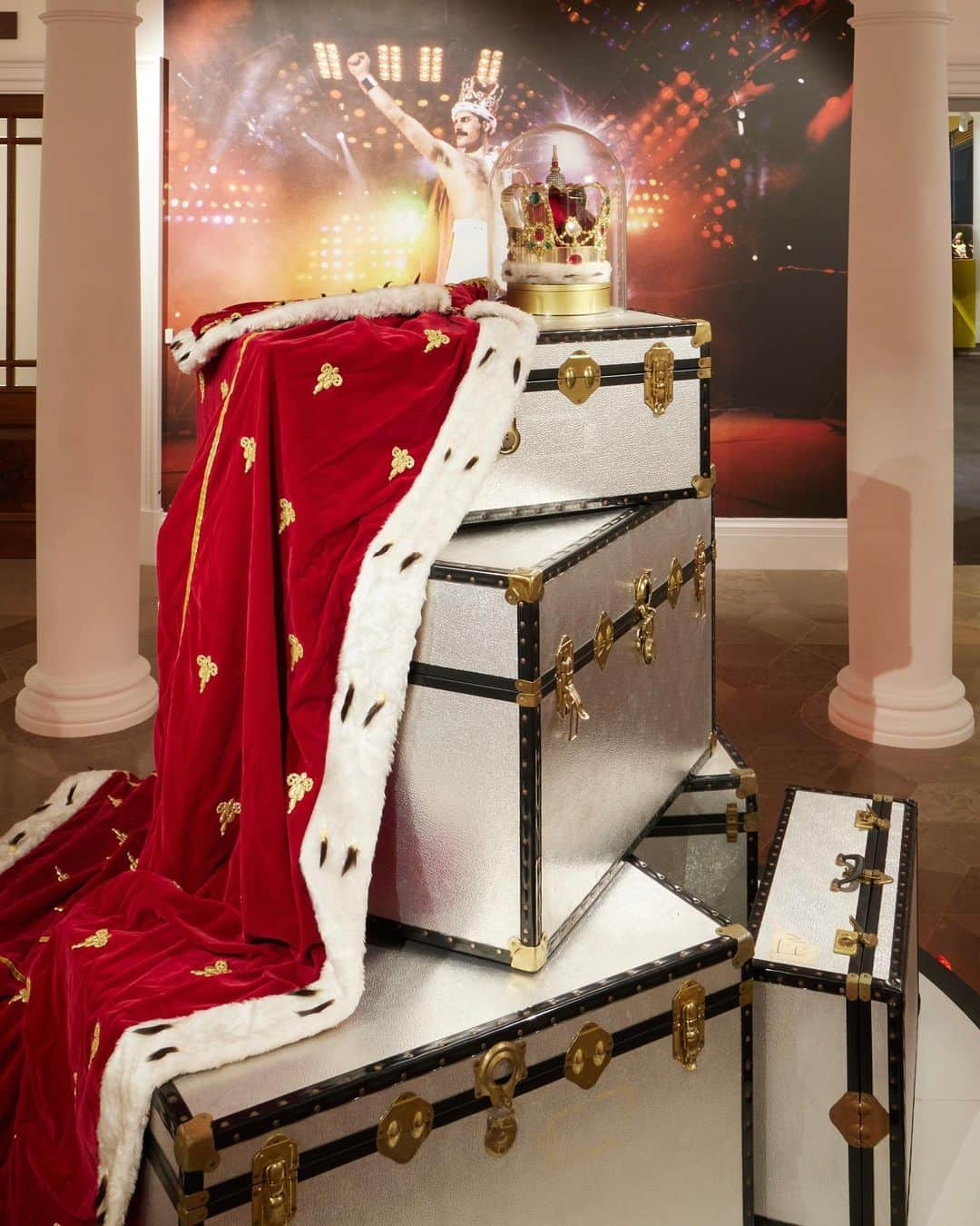 サザビーズさんのインスタグラム写真 - (サザビーズInstagram)「Open 4 August to 5 September, #TheWorldofFreddieMercury exhibition at #SothebysLondon welcomed almost 140,000 visitors from around the world. The culmination of a tour that took highlights of the collection to New York, Los Angeles and Hong Kong, the London showing attracted more daily visitors than any exhibition dedicated to an iconic figure ever staged in the city—with some fans flying in from as far as the USA and Japan for just one day!   The live auctions kick off today with ‘Freddie Mercury: A World of His Own | The Evening Sale’. Watch it LIVE here on @sothebys Instagram, Facebook, Youtube, TikTok and Sothebys.com on 6 September, beginning at 5pm BST.   #FreddieMercury」9月6日 20時29分 - sothebys