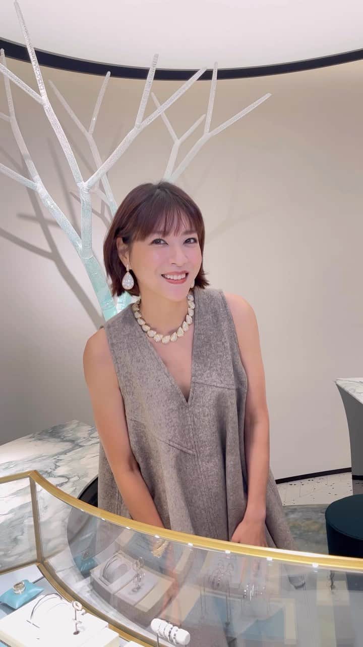 のインスタグラム：「9月8日（金）に、「ブシュロン銀座本店」がグランドオープン！   上野樹里とローラをブティックでキャッチ！ 身に纏ったジュエリーのお気に入りポイントは？  自然の要素がいたるところに散りばめられ、パリの空気を感じることができる「ブシュロン銀座本店」にぜひ足を運んでみて✨  @boucheron #boucheron #BoucheronGinza #上野樹里 #ローラ  @_juri_art_ @rolaofficial」