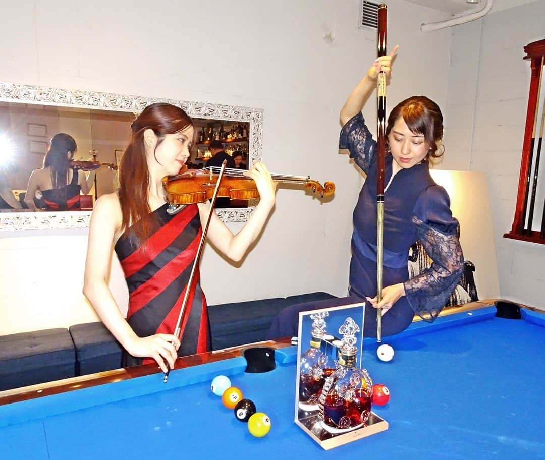 江辺香織さんのインスタグラム写真 - (江辺香織Instagram)「LouisXIII✖️Billards✖️Violin 異例のコラボレーションイベント✨  天使のように美しいバイオリニスト髙木凛々子さんをお招きして、ビリヤード×バイオリン、そしてルイ13世のコラボレーションイベントが開催されました。  ドレスアップされた素敵なお客様が沢山お越し下さり、凛々子さんのパガニーニやチャルダッシュがそれはそれは素晴らしく、会場が一気に温まりました。  更に、澤田シェフのお料理に合わせ、ルイ13世と高級ホテルやミシュランレストランでご提供されているプレミアム日本酒MINAKIもお楽しみ頂くというラグジュアリーな内容🥰  実はフランスの国王ルイ13世は、生涯ビリヤードに熱中された事で知られています。 ビリヤードテーブルの設計に携わり、中世ヨーロッパの貴族の間でビリヤードを普及させるなど、今世に至るビリヤードにとって非常に重要な人物であるという親和性から、時代を越えて実現したコラボレーションでした。  Thank you for making the special event a success✨   @minaki_sake  @ga_louisxiii_jp  @louisxiiicognac  @ririkotakagi  @machida.tadashi @hiroyuki.sawada   #louisxiii  #louis13 #minaki #billiards #poolsalon503 #ebekaori #trickshot #billiards #pooltable  #pool #violin #violinist  #日本酒MINAKI #ルイ13世　 #極幻  #髙木凛々子  #バイオリン #バイオリニスト　 #ミシュラン」9月6日 20時30分 - kaori.ebe