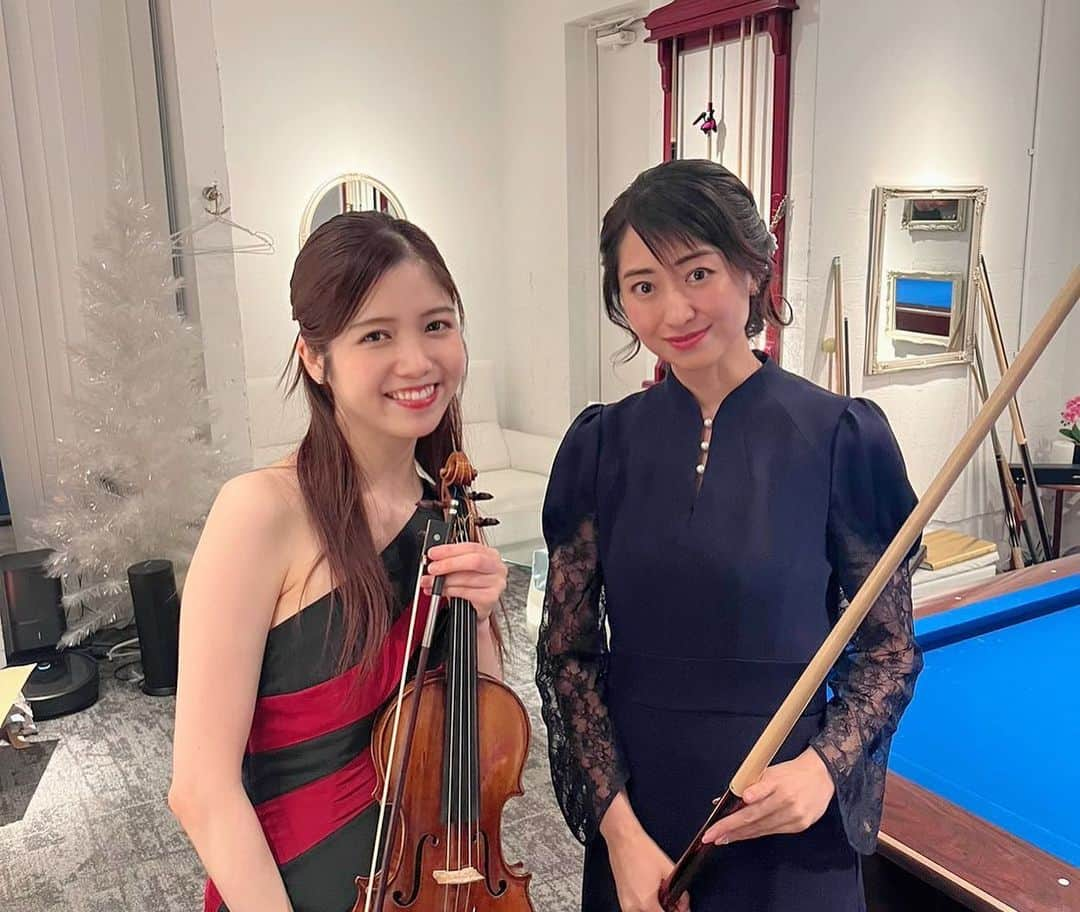 江辺香織さんのインスタグラム写真 - (江辺香織Instagram)「LouisXIII✖️Billards✖️Violin 異例のコラボレーションイベント✨  天使のように美しいバイオリニスト髙木凛々子さんをお招きして、ビリヤード×バイオリン、そしてルイ13世のコラボレーションイベントが開催されました。  ドレスアップされた素敵なお客様が沢山お越し下さり、凛々子さんのパガニーニやチャルダッシュがそれはそれは素晴らしく、会場が一気に温まりました。  更に、澤田シェフのお料理に合わせ、ルイ13世と高級ホテルやミシュランレストランでご提供されているプレミアム日本酒MINAKIもお楽しみ頂くというラグジュアリーな内容🥰  実はフランスの国王ルイ13世は、生涯ビリヤードに熱中された事で知られています。 ビリヤードテーブルの設計に携わり、中世ヨーロッパの貴族の間でビリヤードを普及させるなど、今世に至るビリヤードにとって非常に重要な人物であるという親和性から、時代を越えて実現したコラボレーションでした。  Thank you for making the special event a success✨   @minaki_sake  @ga_louisxiii_jp  @louisxiiicognac  @ririkotakagi  @machida.tadashi @hiroyuki.sawada   #louisxiii  #louis13 #minaki #billiards #poolsalon503 #ebekaori #trickshot #billiards #pooltable  #pool #violin #violinist  #日本酒MINAKI #ルイ13世　 #極幻  #髙木凛々子  #バイオリン #バイオリニスト　 #ミシュラン」9月6日 20時30分 - kaori.ebe