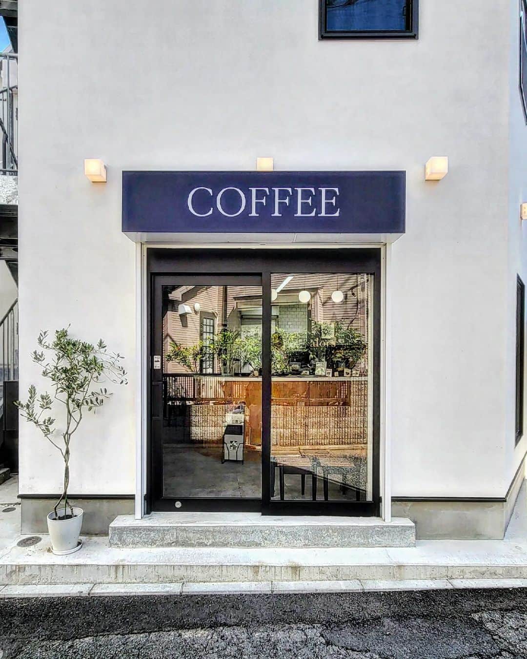 のインスタグラム：「Why don't we go to a cafe and talk over coffee?  近づいてくる秋の気配を感じながら♪  #中目黒 #☕ #中目黒カフェ #nakameguro #alors #alorsnakameguro #cafetyo #tokyocafe #カフェ #cafe #tokyo #咖啡店 #咖啡廳 #咖啡 #카페 #คาเฟ่ #Kafe #coffeeaddict #カフェ部 #cafehopping #coffeelover #discovertokyo #visittokyo #instacoffee #instacafe #東京カフェ部 #sharingaworldofshops」