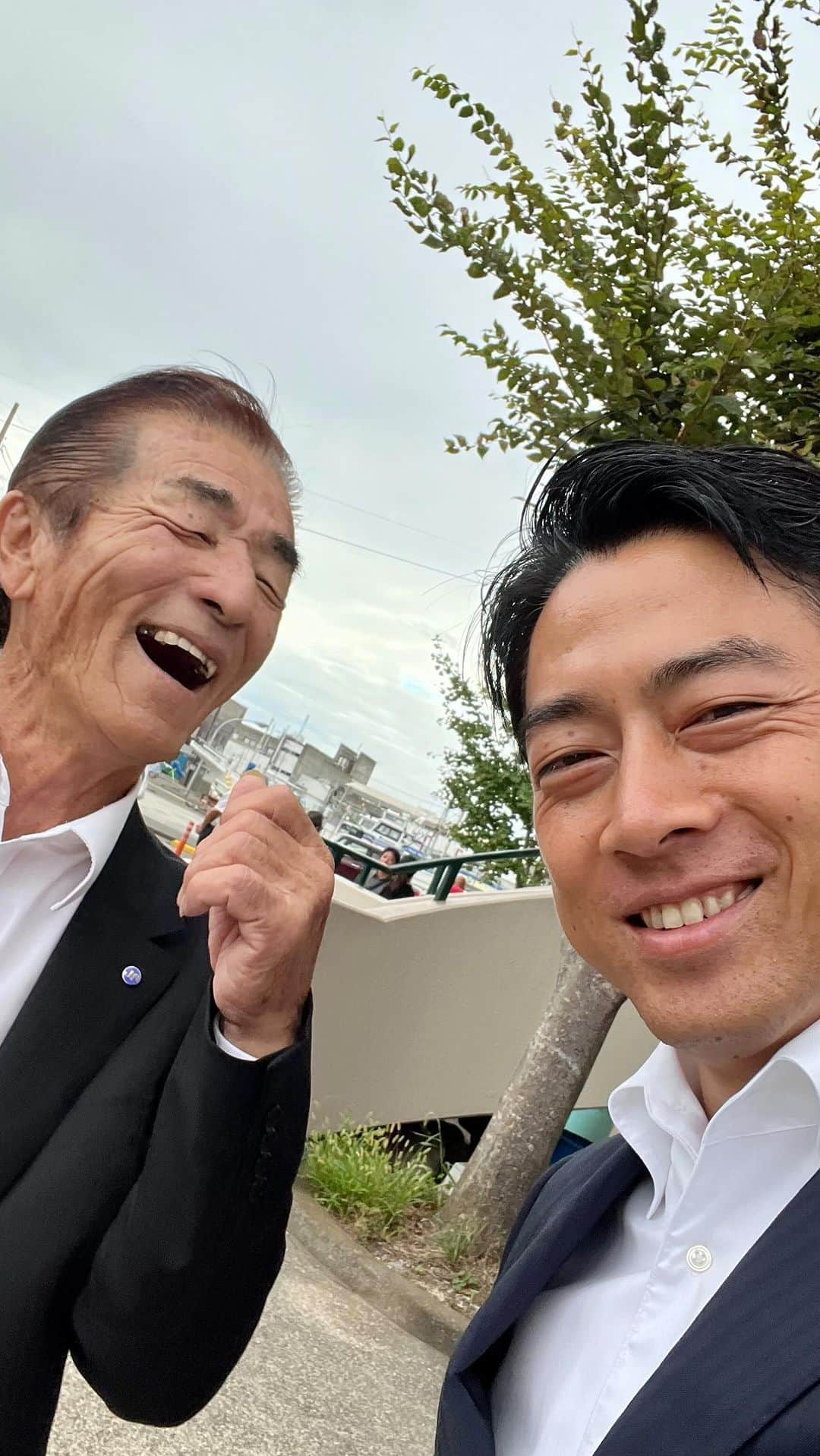 小泉進次郎のインスタグラム：「今日は自民党の水産総合調査会の視察で地元の三浦市を視察しました。三浦市発祥の「海業（うみぎょう）」の取り組みを石破茂議員（水産総合調査会長）をはじめ約10名の衆参両議員に見てもらう機会が持てたのは地元議員として誇らしいことでした。  卸売市場、冷凍マグロ専門の低温市場、城ヶ島にある三崎めぐみ水産、はまゆうでの昼食、うらり、二町谷（ふたまちや）地区、さかなの専門学校、海業関係者との意見交換会。日帰りでこれだけ濃密な内容の視察でした。  特に印象的だったのは、さかなの学校の学生の意欲的で明るい姿です。  今年の4月に開校した新しい学校の一期生として約70名が「さかな」のことを学んでいます。将来は水族館に働きたい学生、養殖業に関わりたい学生、釣り業界に興味のある学生が多く、みなさん物凄く前向きで、好きなことを学ぶ人の強さが感じられ、魅力あふれる学生さんばかりでした。  三浦市で将来はマグロの仲買人になりたいという学生もいたので、地元三浦にとっても宝物のような存在です。  ただ、気になったのは、生徒たちと地域のつながり。一例は、食事です。学校のすぐ近くには昼食を買えるところがなく、少し離れたところは観光地なので学生が日常的に行くには値段が高い。結果、学生たちは学校内の売店でカップラーメンなどを食べているのが現状ですが、地域には美味しい海の幸・山の幸が豊富にあるのにこれはなんとも寂しいことです。地域をあげて学生生活をより力強く応援したらどうかと思います。「地元に愛された、お世話になった」と学生たちが感じるようになれば、三浦市で働きたいと考える人も増えるかもしれません。水産関連の現場はどこも人材を求めています。今日の海業関係者との意見交換会の中でも人手不足が話題になりましたが、目の前にいるさかなの学校の学生たちに目を向けるきっかけに今日の視察がなれば嬉しいです。人手不足の時代に約70名の若者の存在は、4万人の三浦市にとって最も大切にしなければならない対象の一つでしょう。  他にも印象的なものを挙げると、めぐみ水産で頂いたマグロの骨のスープ。これは本当に美味しかった！マグロの骨はほとんど利用されることがないということで、もっとこの美味しさと価値が広まれば食品ロス対策としても、マグロの価値向上にもつながると感じました。  また、二町谷地区の視察では、進み始めたリゾートホテル計画の可能性と三浦市ならでは風景の魅力を再認識し、期待がより大きくなりました。  海業発祥の地・三浦市は、海業で元気になる。そう確信する今日の視察になりました。全国各地でも海業の取り組みで地域が元気になるように政策強化に全力を尽くします。  三浦市の関係者の皆さん、今日は本当にありがとうございました！  #三浦市 #海業 #自民党 #水産総合調査会 #さかなの学校 #三崎恵水産 #二町谷地区  #マグロ #はまゆう  #市場  #小泉進次郎」