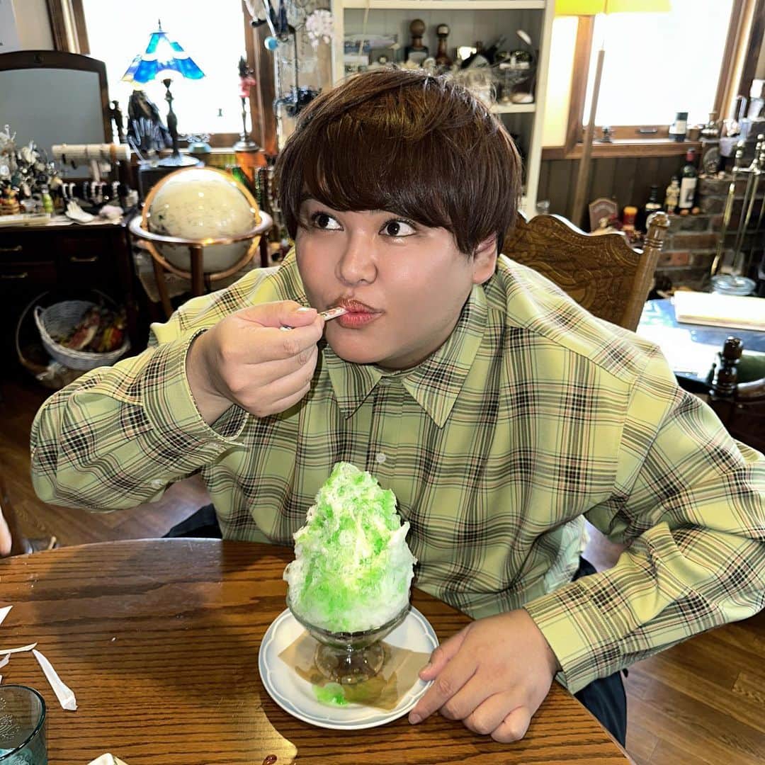 じんじん【パパラピーズ】のインスタグラム：「函館旅行楽しさと引き換えに 新たにニキビと贅肉を 受け取ることができました💚🫶 はぁ^ ^; . .」