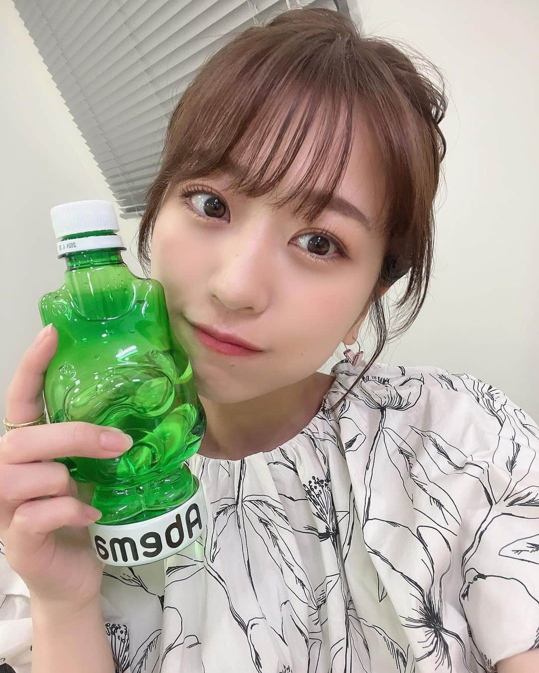 篠崎彩奈のインスタグラム：「あべまくん😚💚 @abema_official @official_winticket_abema」