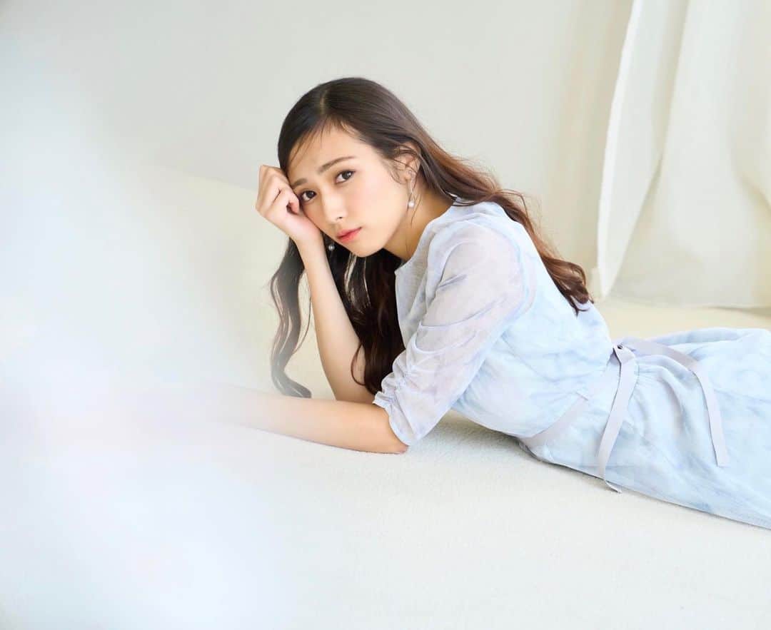渡辺梨加のインスタグラム：「この度、Noelaさんとコラボさせていただき、9/8よりワンピースを発売させていただくことになりました！  ３型のコラボワンピを９.10.11月と毎月１型ずつ発表します。 ファッションブランドさんとコラボ商品を制作するのは、今回が初めてだったので、ワクワクしています☺️ 🍁 シルエットや素材感にこだわった思いの詰まったアイテムができたと思います！ 秋冬は大好きなシーズンなので、私も着てお出かけするのが楽しみです🌔  販売日時の詳細については、特設ページがあるので、プロフィール欄からぜひ見てください！👀  また、明後日9/8 19時より、インスタライブを行ないます！ Noelaさんの公式アカウントと私のアカウントで公開するので、ぜひご視聴ください！  #noela⁠ #ノエラ #べりかコラボ #PR」