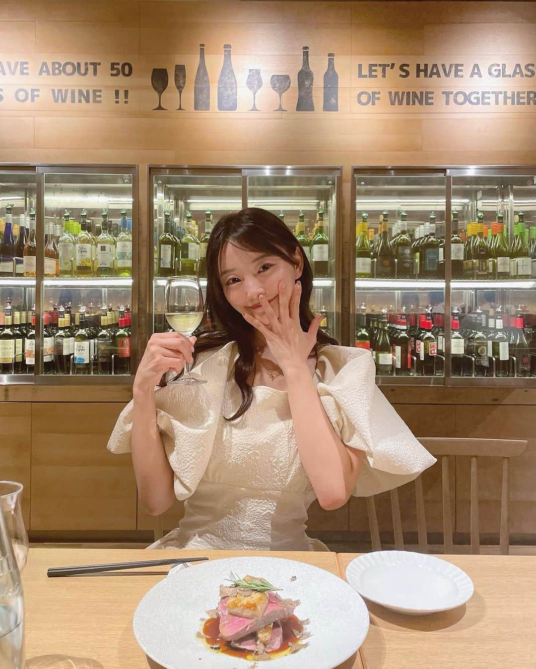 水澤彩佳のインスタグラム：「⁡ ⁡ 自由ヶ丘でディナー🥂☾ ⁡ お料理がどれも本当に美味しくって；；💕 トリュフ好きな私からしたらたまらない、、！ ⁡ 私のいちおしは、、！ フォアグラのロッシーニと トリュフの鯖みそのクリームパスタ、、♡ ⁡ ⁡ そして💡⠜ ⁡ ワイン50種類を1時間780円で飲み放題🥂 ずらーっと赤ワイン、白ワイン並んでて 好みを探しながら飲み比べもできて、 とっても楽しかった〜- ̗̀☾ ̖́-  ⁡ おすすめのお店です♡ ⁡ ⁡ ⁡ この日のワンピは @labelleetude_official  ⁡ ⁡ ⁡ ⁡ ⁡ PR @cerdi_jiyugaoka #cerdi #自由が丘ディナー #cerdi自由が丘 #自由が丘イタリアン #自由が丘ワイン #自由が丘デート #目黒区グルメ #おしゃれグルメ  #ラベルエチュード  #labelleetude」