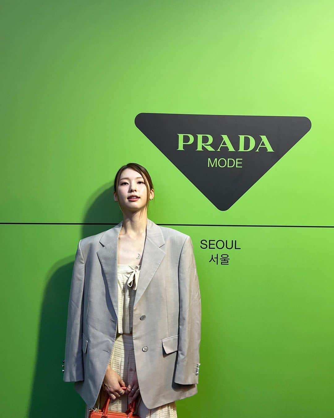 キム・ジンギョンのインスタグラム：「💚🖤#PradaMode #Prada」