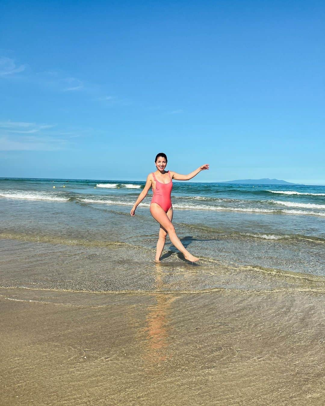 比嘉バービィのインスタグラム：「👙✨  フォルメンテラ島で買った水着がやっと活躍した日🏝️  時間を気にせずボーッとして 読書して📚 泳いで寝る。  8月は夏らしいことちゃんとした☀️  #summermemories #IzuTrip #Japan #Barby旅行記  #夏の思い出 #伊豆 #伊豆旅行 #白浜ビーチ #下田 #静岡」