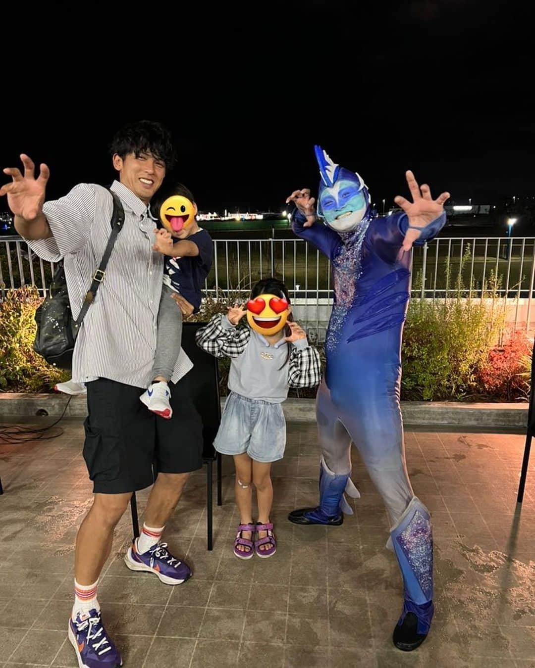 萬代宏樹のインスタグラム：「【シートピア】  先日うみの杜水族館にシートピアを観に行きました🌊 知人の方の紹介で何度かご飯を一緒に食べた陽平さんがいるという事で🥺  本当に感動したなぁ❤️ 誰かに感動を与えられるって本当にいいなぁって改めて感じました。 自分もこうやって自分のやりたい事でたくさんの方に感動を与えられる男になりたいな👊  自分もそうだし子供も大喜びでした🙌 息子は青い服を着た陽平さんと写真撮るのビビってたけどちゃんとポーズとってるあたり可愛いね😂  たまたま荒川さんにも会えてとても最高な日になりました🫰  #シートピア #SEATOPIA #仙台うみの杜水族館 #白A #荒川栄 さん #萬代宏樹」